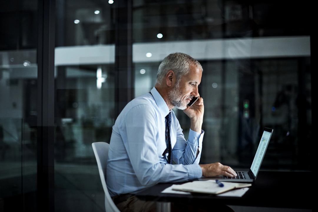 A new director reading a guide on board governance