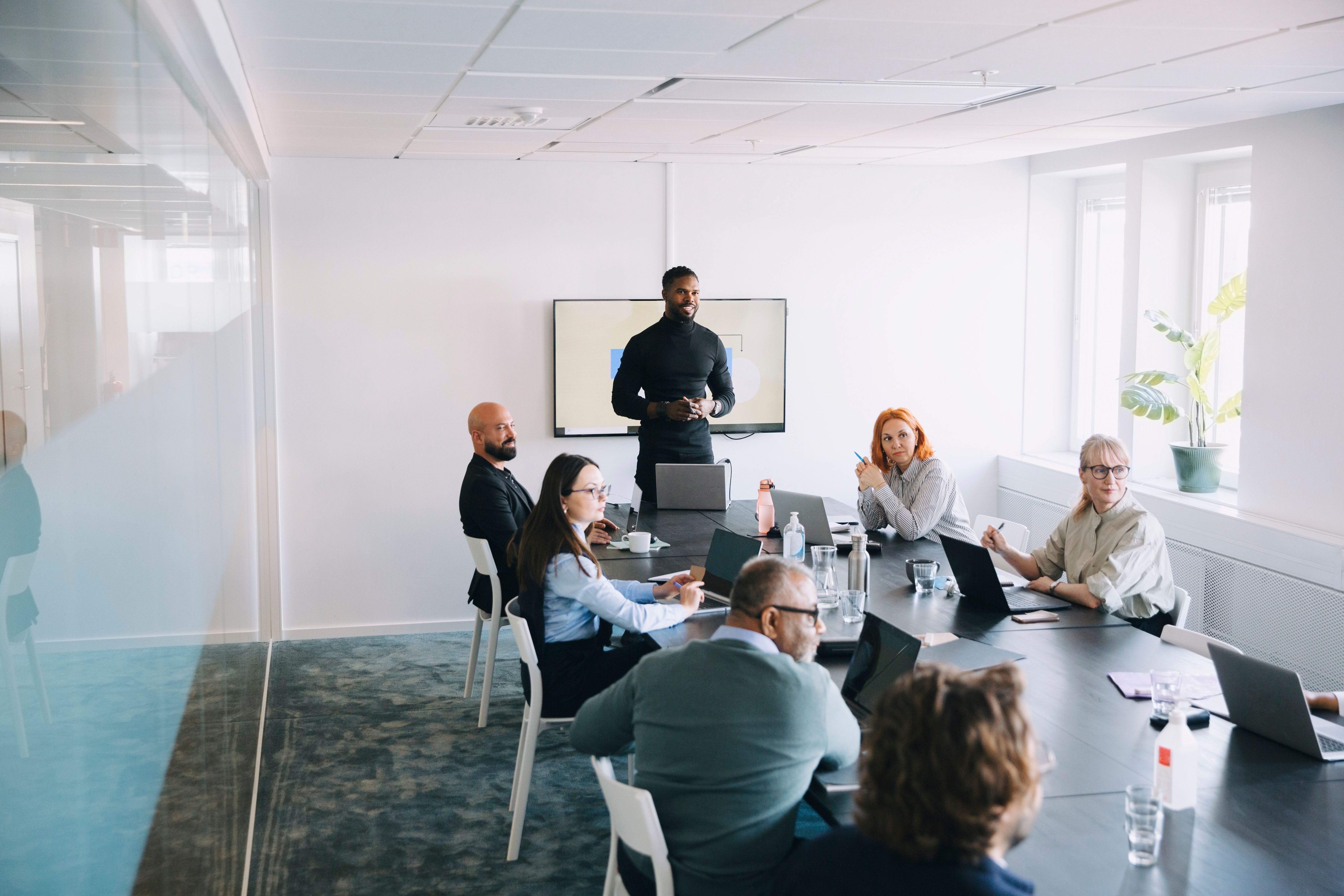 group of people discussing benefits of enterprise risk management
