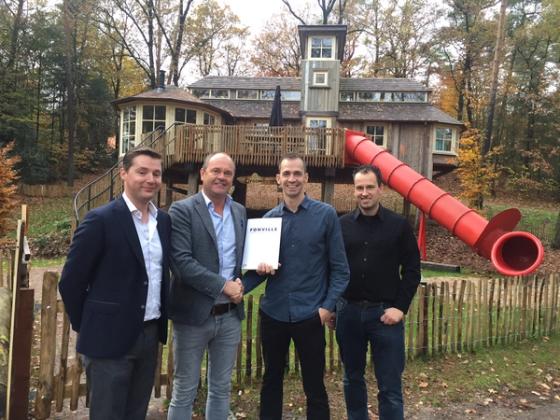 Marcel Mink en Eric Ambergen van Fonville schudden de handen van Dirk Tuip en Johan de Punder van FacilityApps