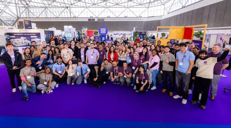 Groepfoto van die FacilityApps-span by ’n vakbeurs