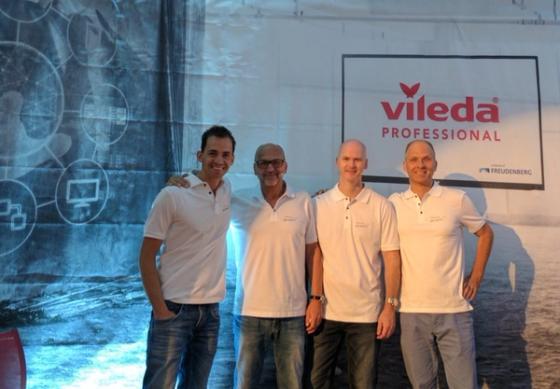 Een deel van het team van Vileda iQonnect met Dirk Tuip van FacilityApps