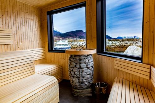 Innsiden av batstuen med utsikt ut mot marinaen