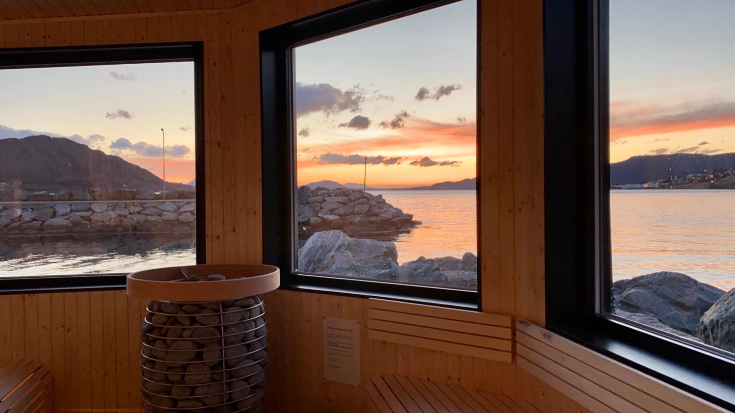 Innsiden av badstuen med utsikt ut mot fjorden