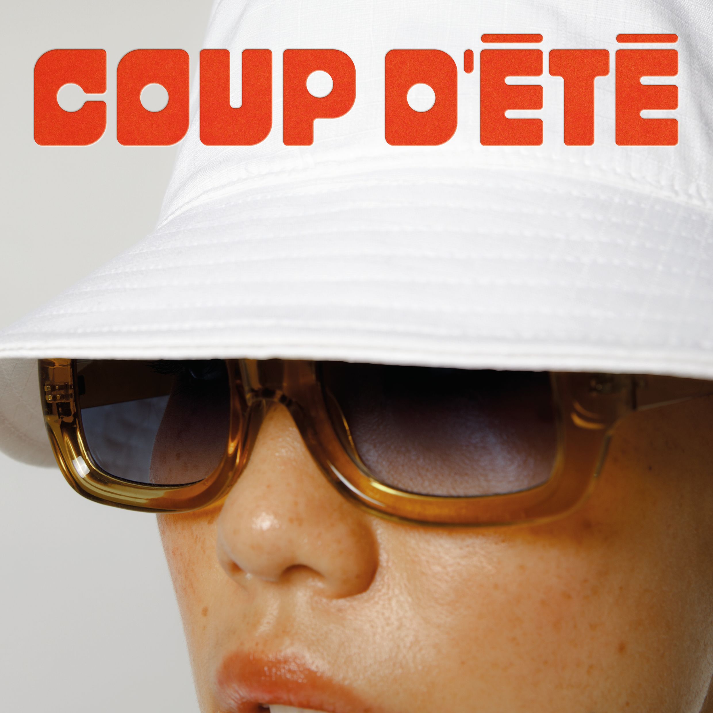 fille avec bob et lunettes de soleil et logotype Coup d'Été | © Studio Cent-Huit 2025