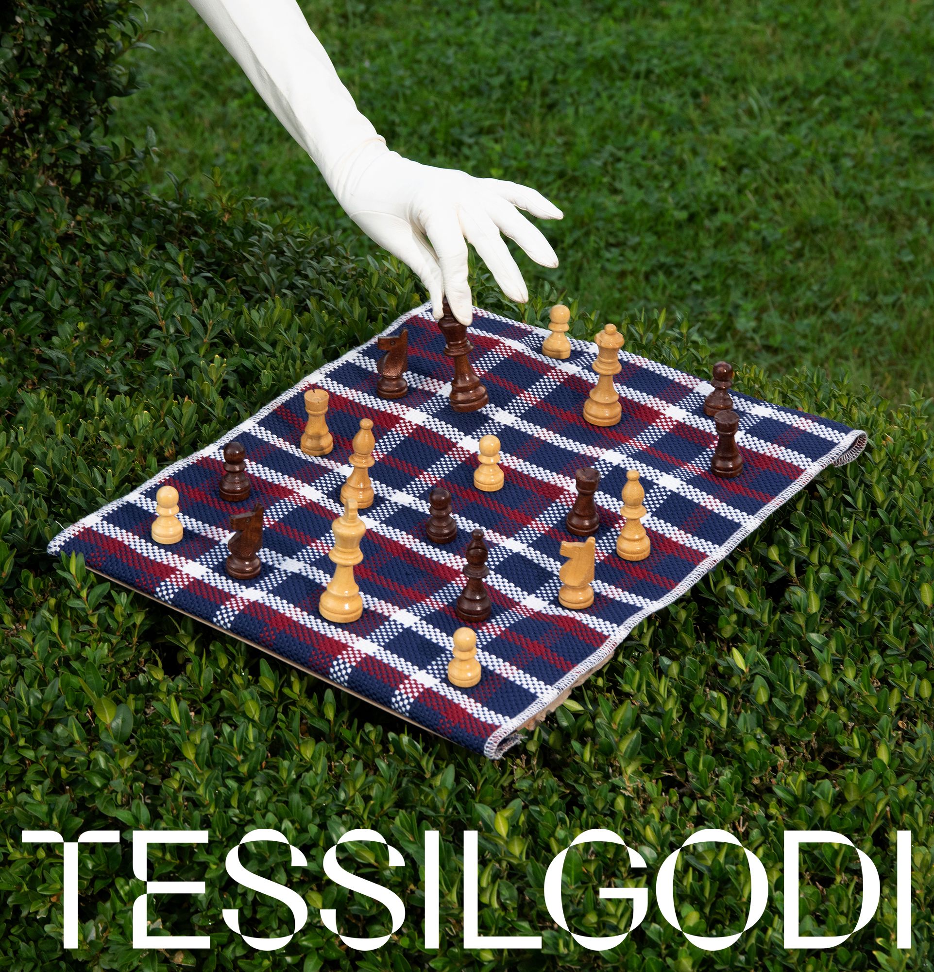 Logotype Tessilgodi avec main qui joue aux échecs sur du tissu | © Studio Cent-Huit 2025