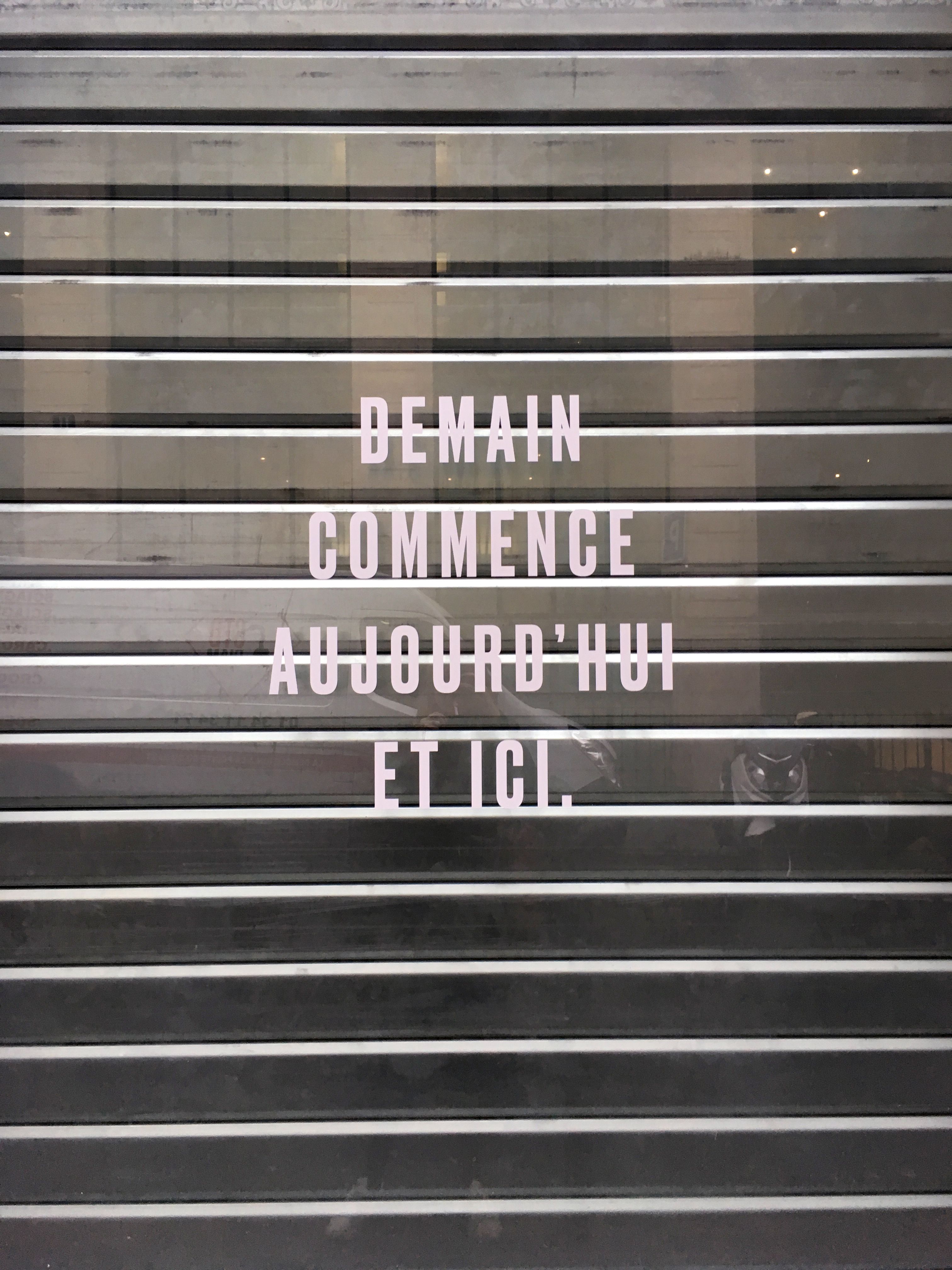 Store et vitrine de la boutique solidaire Demain pour Sézane | © Studio Cent-Huit 2025