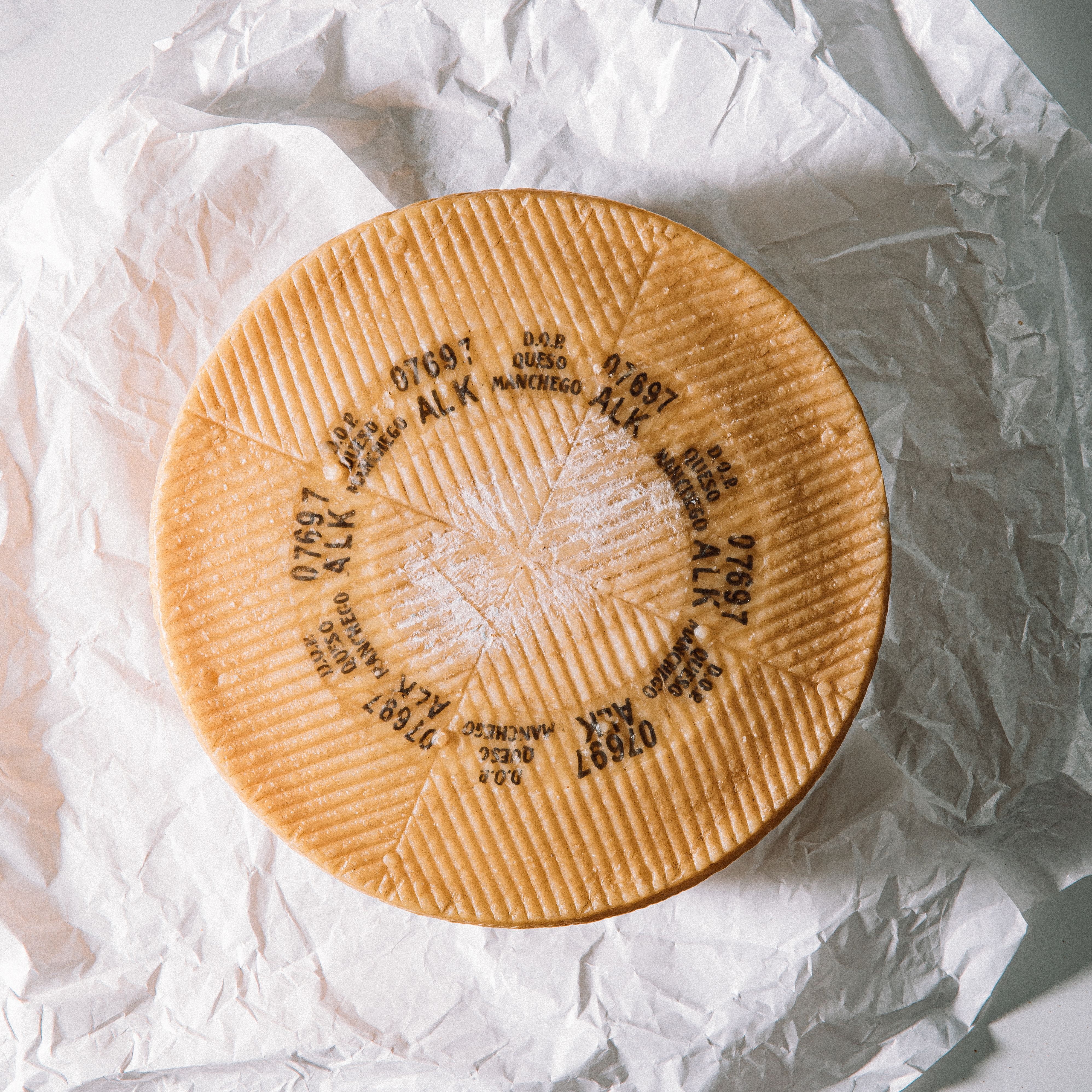 Photo meule fromage avec papier | © Studio Cent-Huit 2025