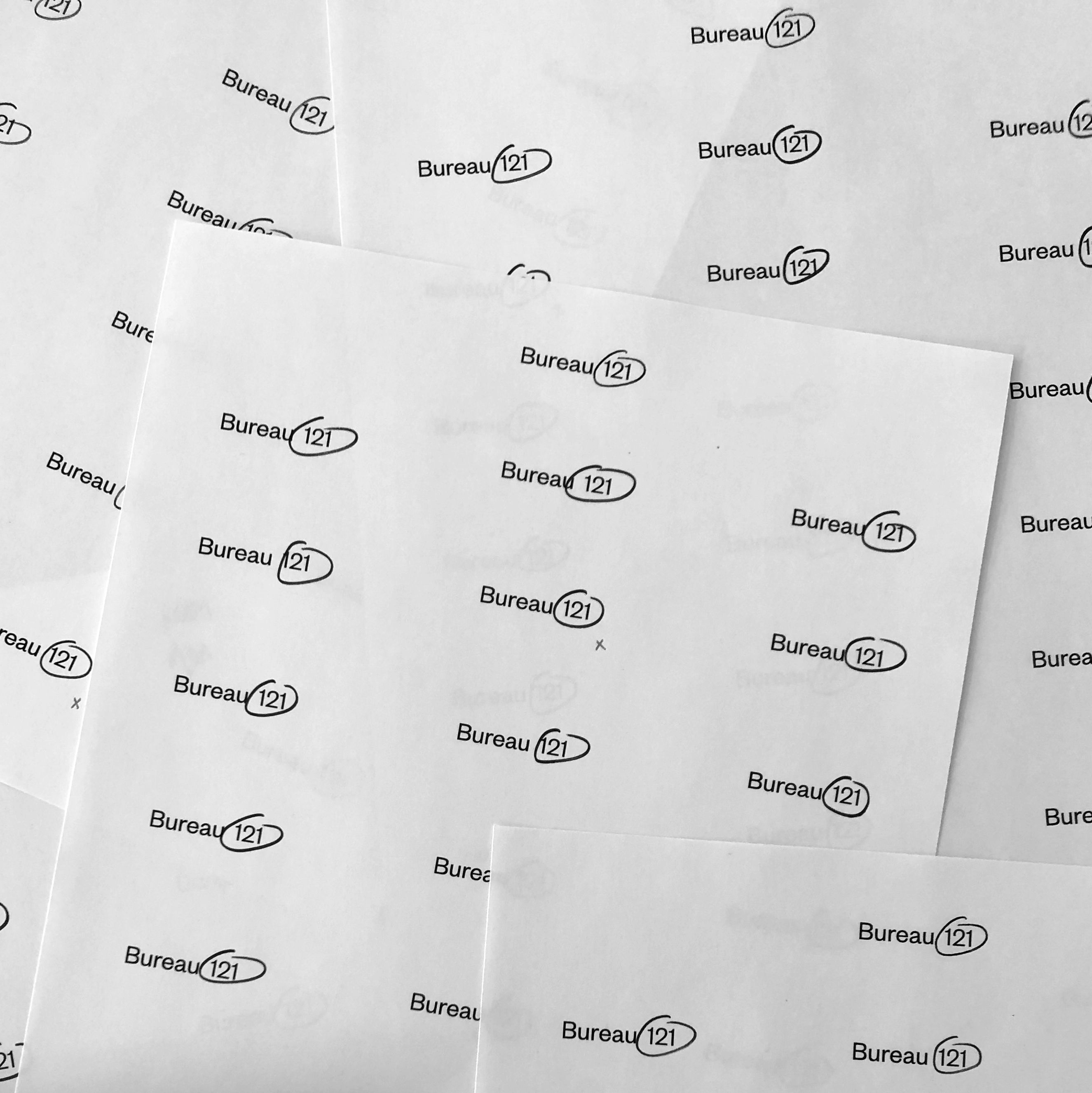 Essai et travail sur le logotype de l'agence Bureau 121 | © Studio Cent-Huit 2025