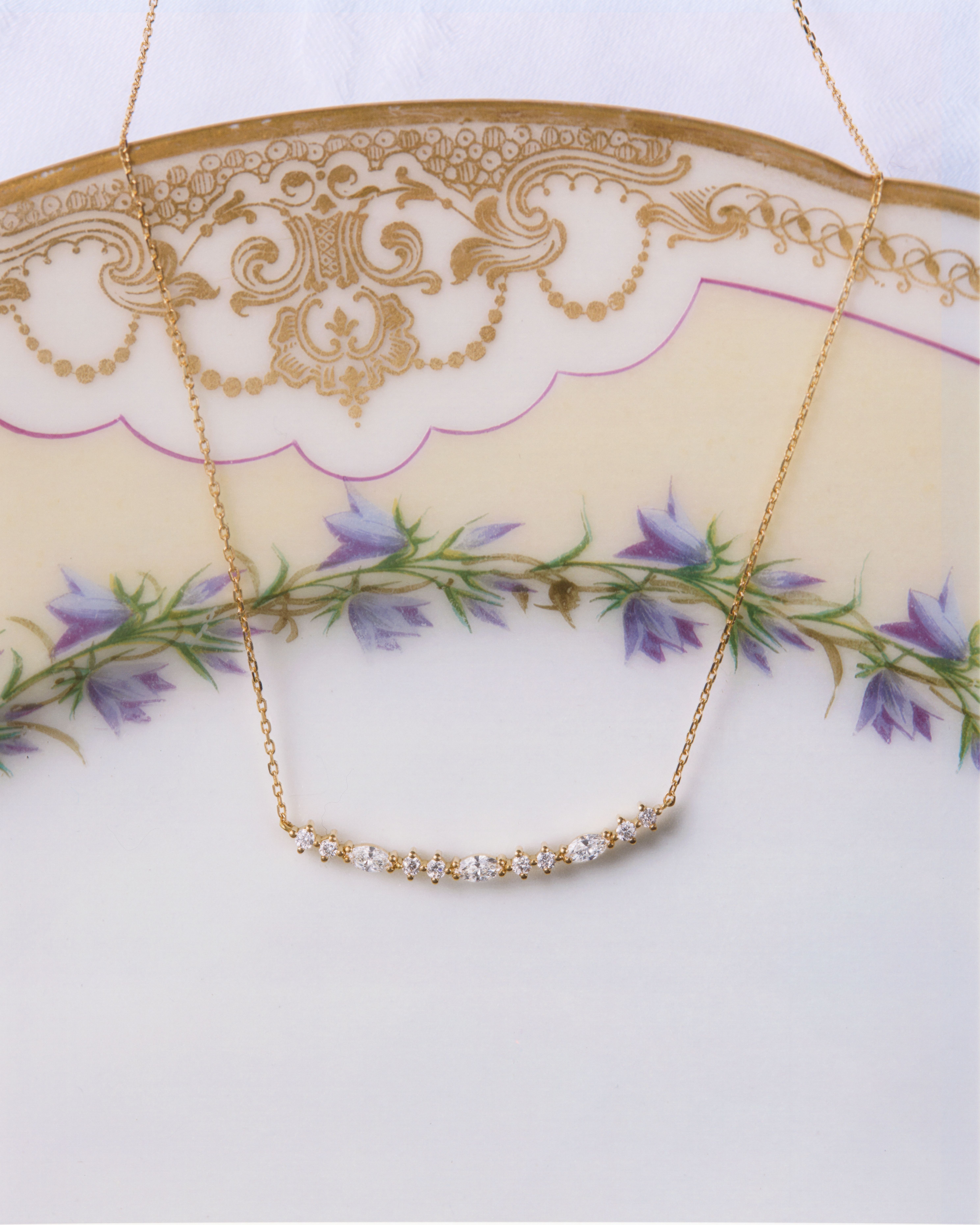 photographie d'un bord d'assiette ancienne avec un collier en diamant Sophie d'Agon | © Studio Cent-Huit 2025