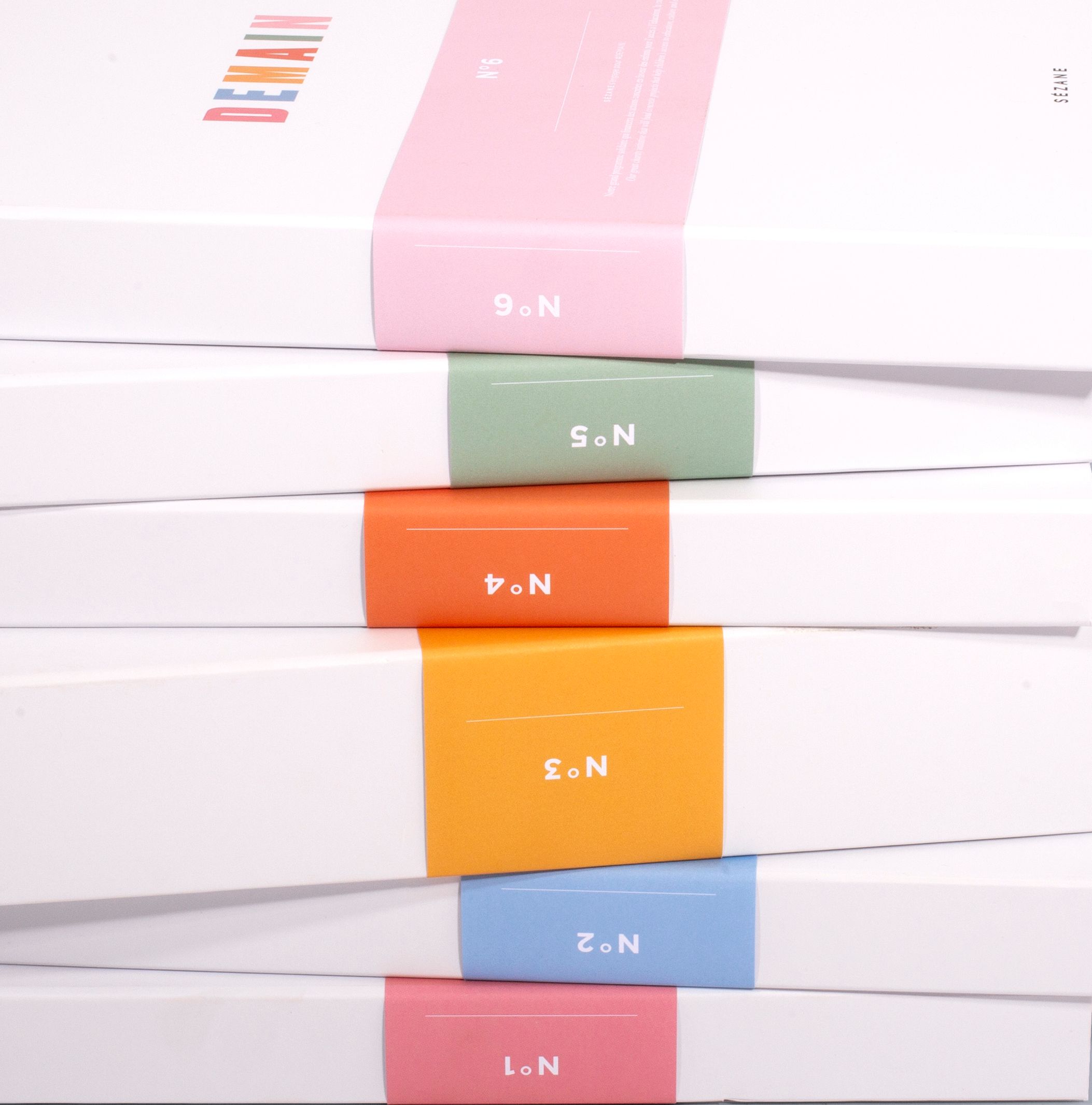 Packaging des boîtes pour les vêtements solidaires Demain | © Studio Cent-Huit 2025