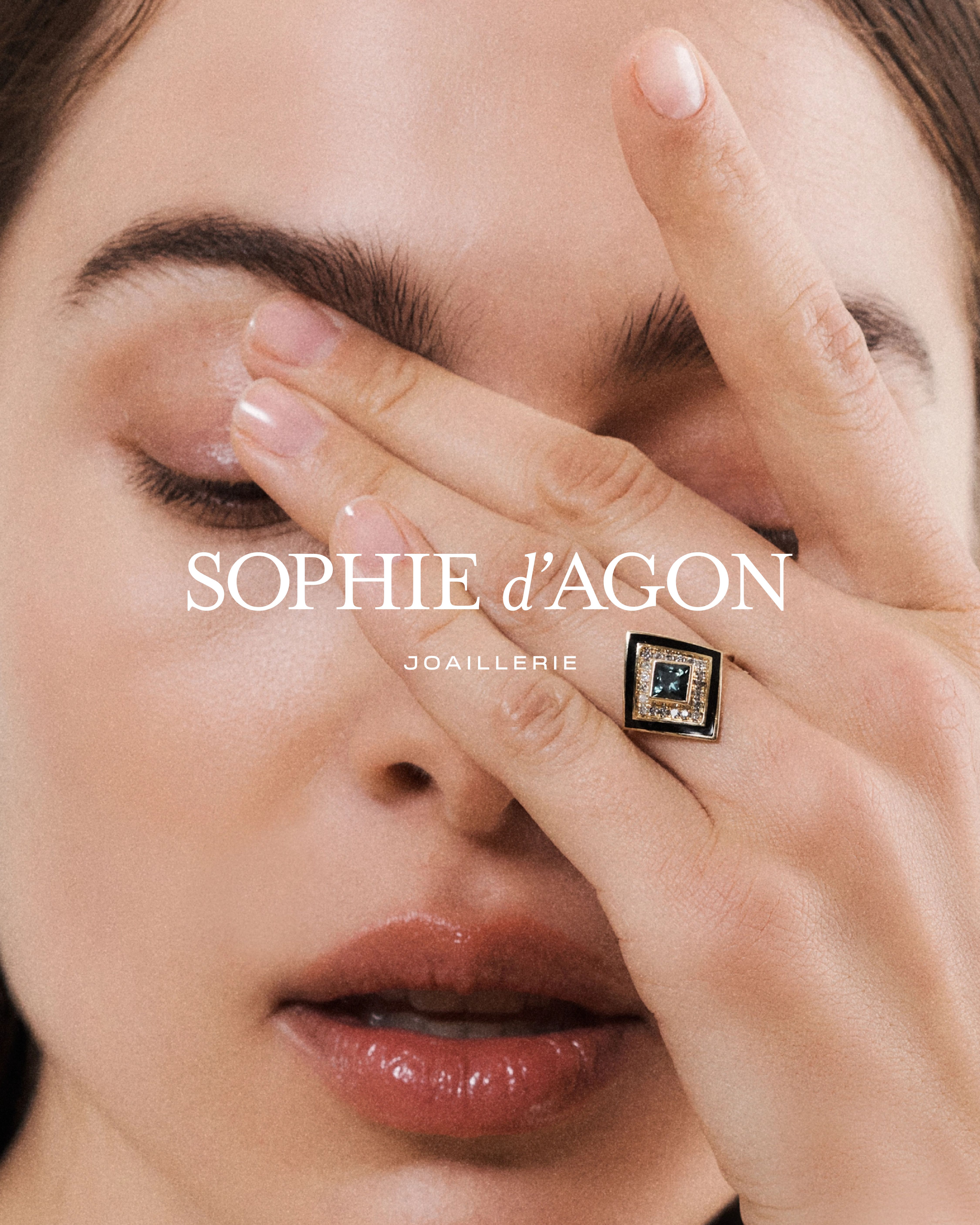 logotype Sophie d'Agon Joaillerie avec photo mannequin et bague | © Studio Cent-Huit 2025