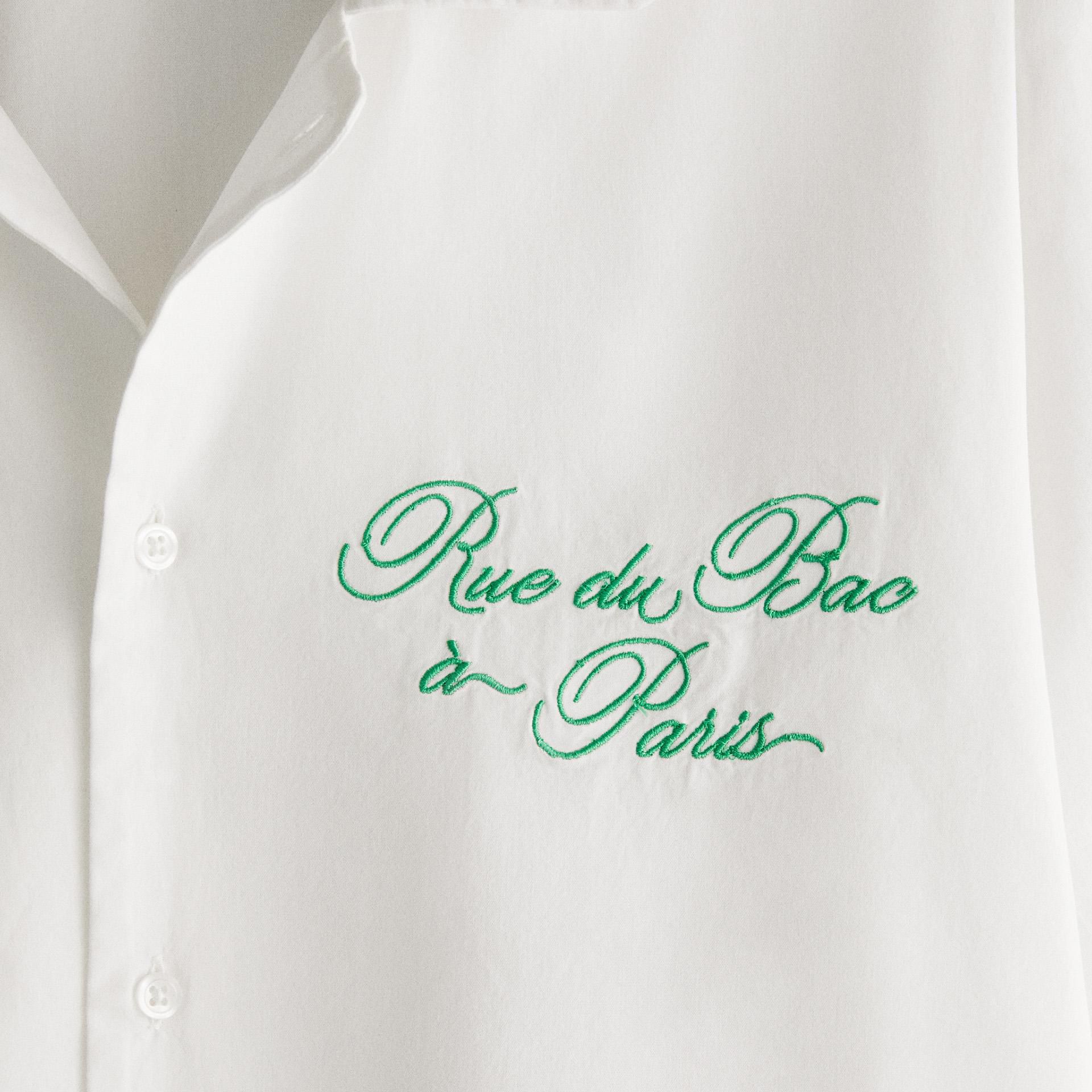 chemise brodée Rue du Bac à Paris concept store BAC 117 pour Zara Home | © Studio Cent-Huit 2025