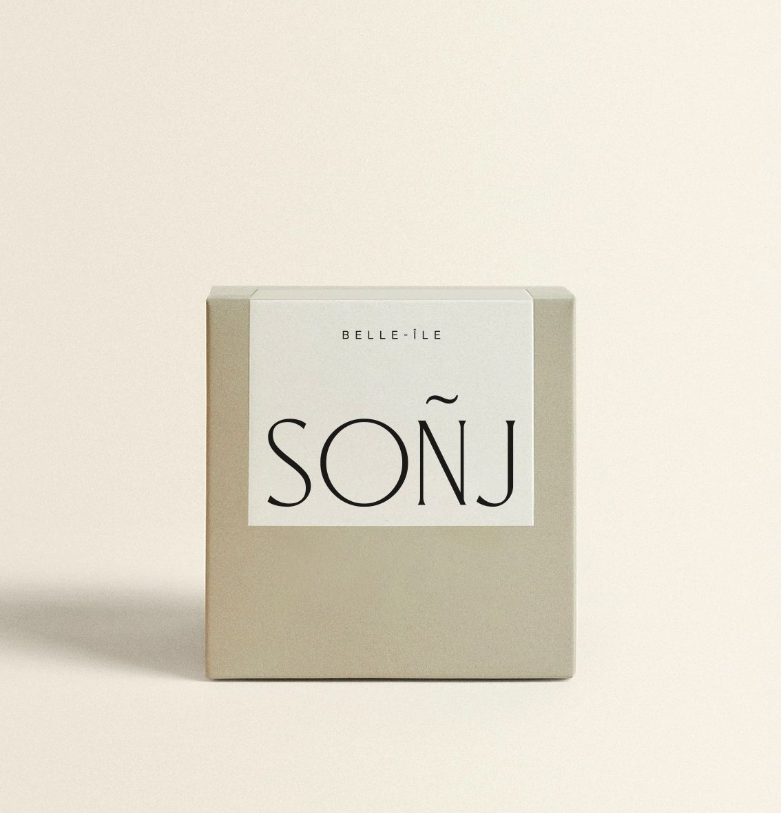 Bougie Sonj Belle-île packaging kraft | © Studio Cent-Huit 2025