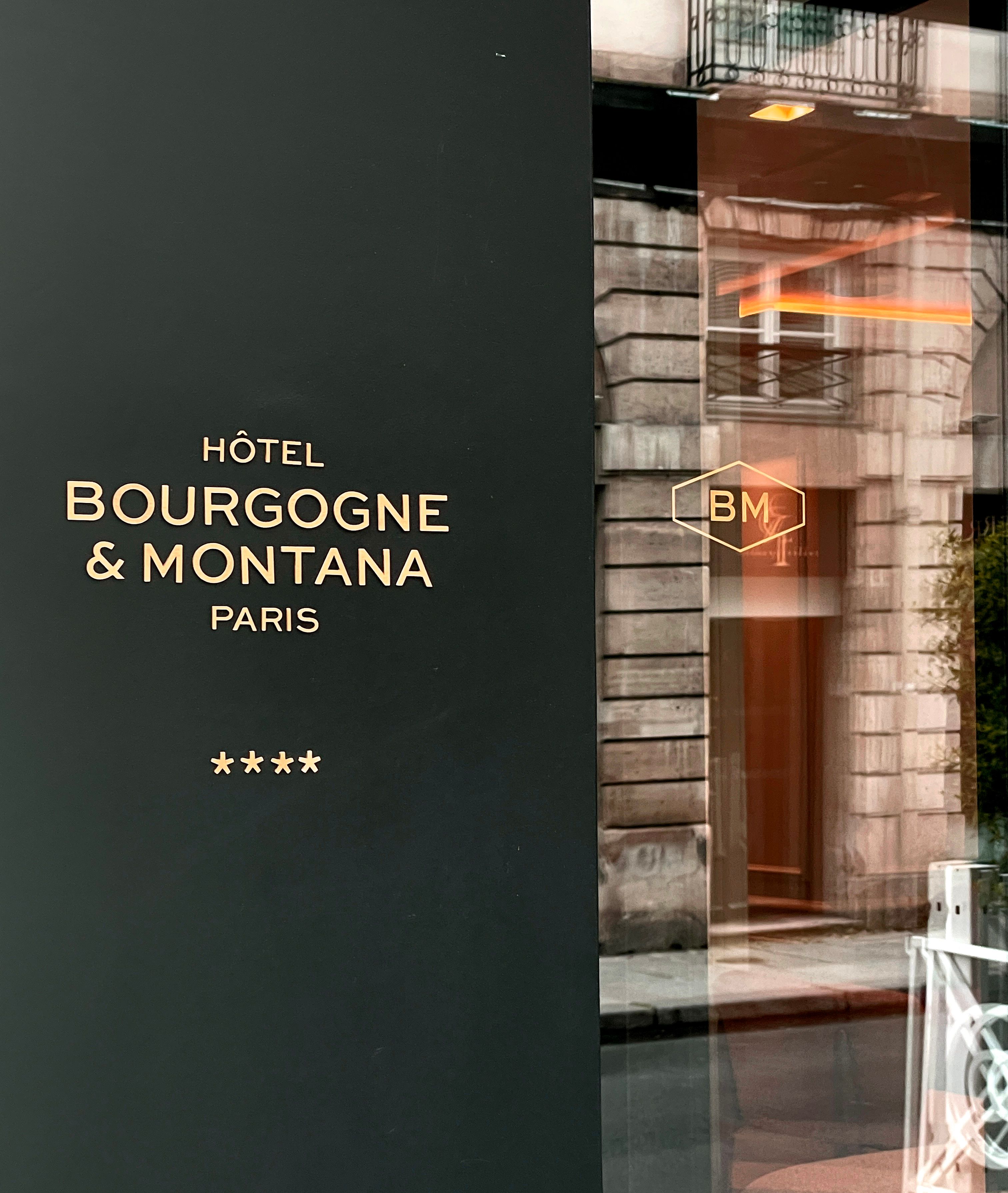 devanture et logotype hôtel Bourgogne et Montana Paris 7e arrondissement | © Studio Cent-Huit 2025