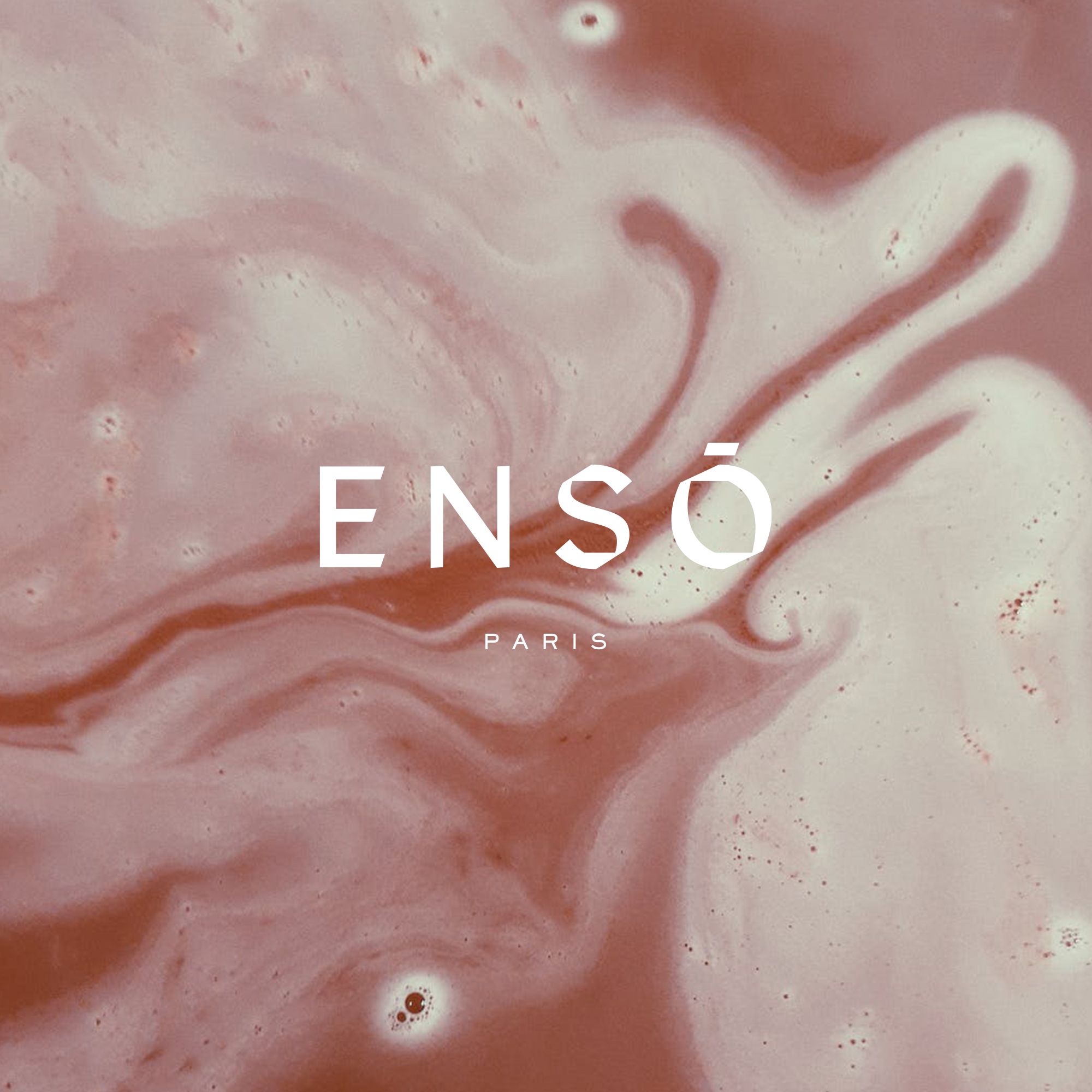 Logotype Enso Paris avec un fond de bougie coulée | © Studio Cent-Huit 2025
