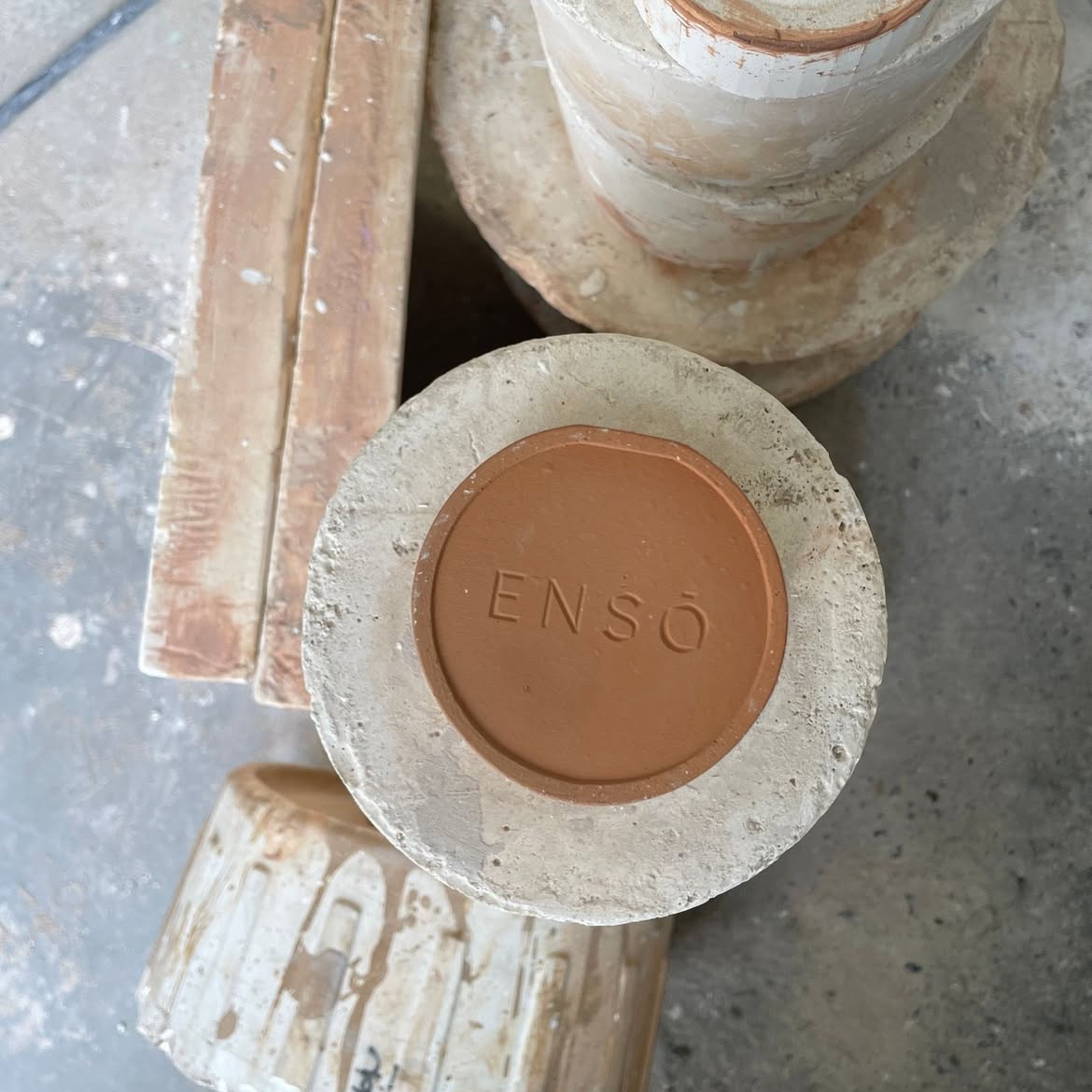 Contenant bougie de la marque Enso | © Studio Cent-Huit 2025