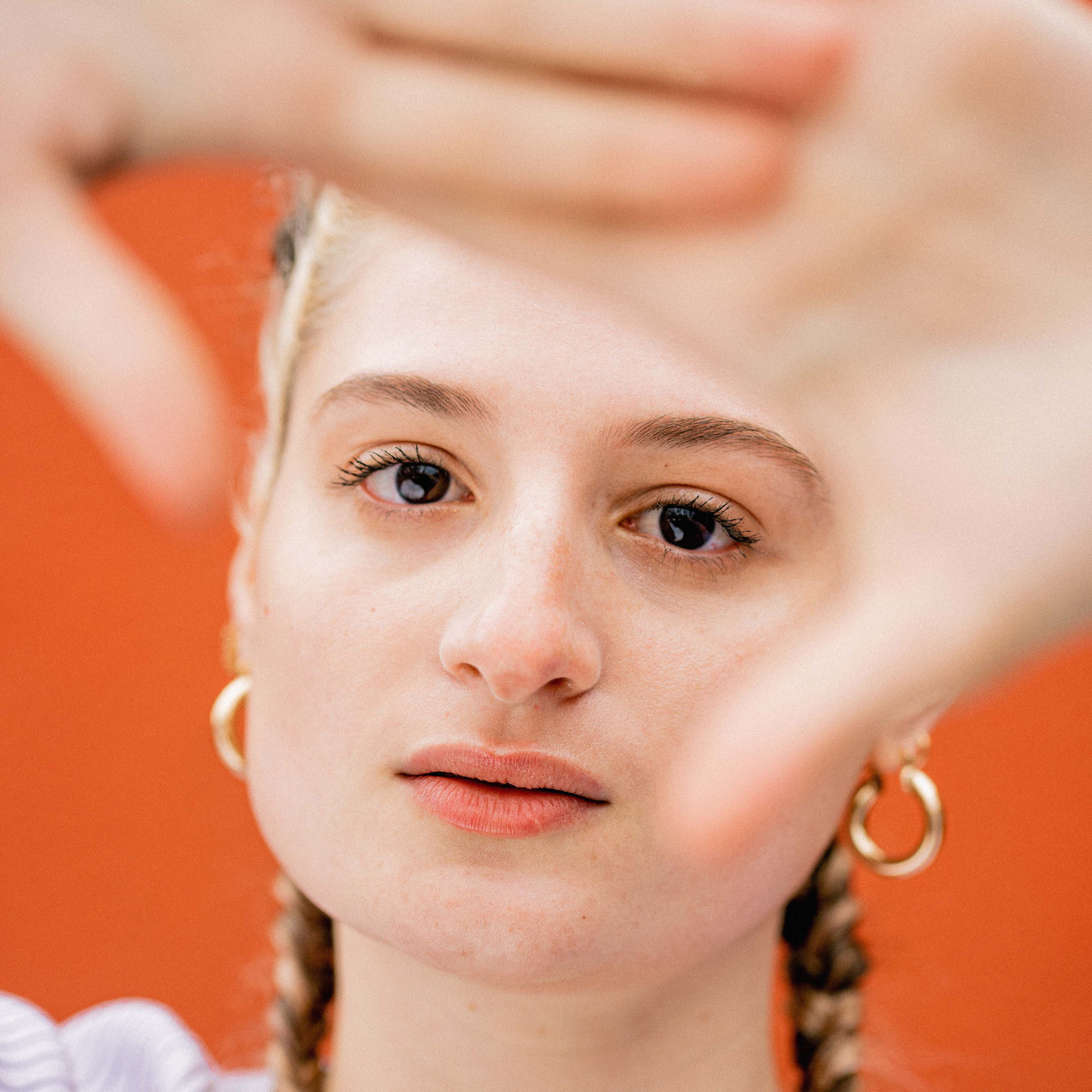 photo fille cadrage mains beauté | © Studio Cent-Huit 2025