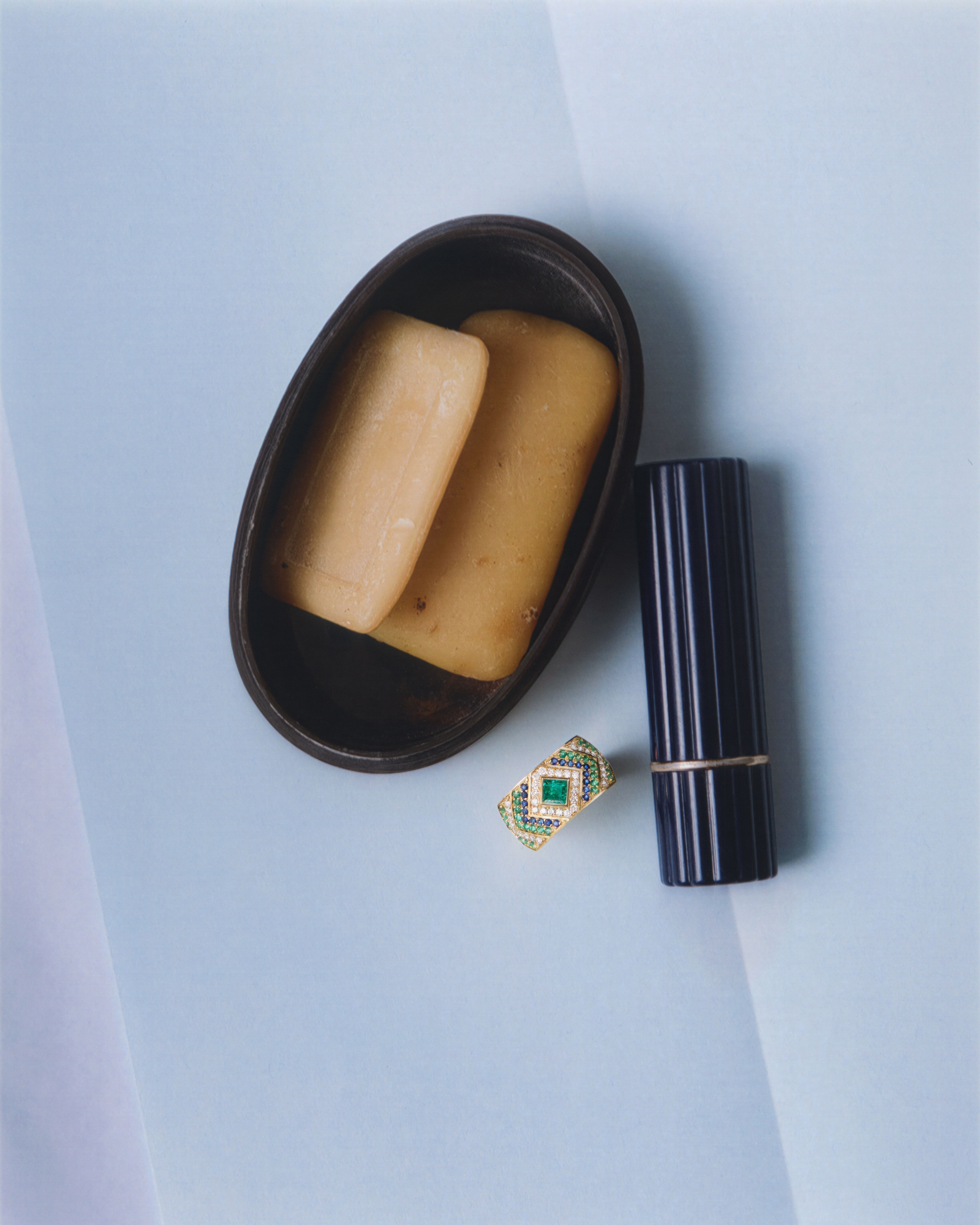 photographie d'un savon, d'un rouge à lèvre et d'une bague Sophie d'Agon | © Studio Cent-Huit 2025