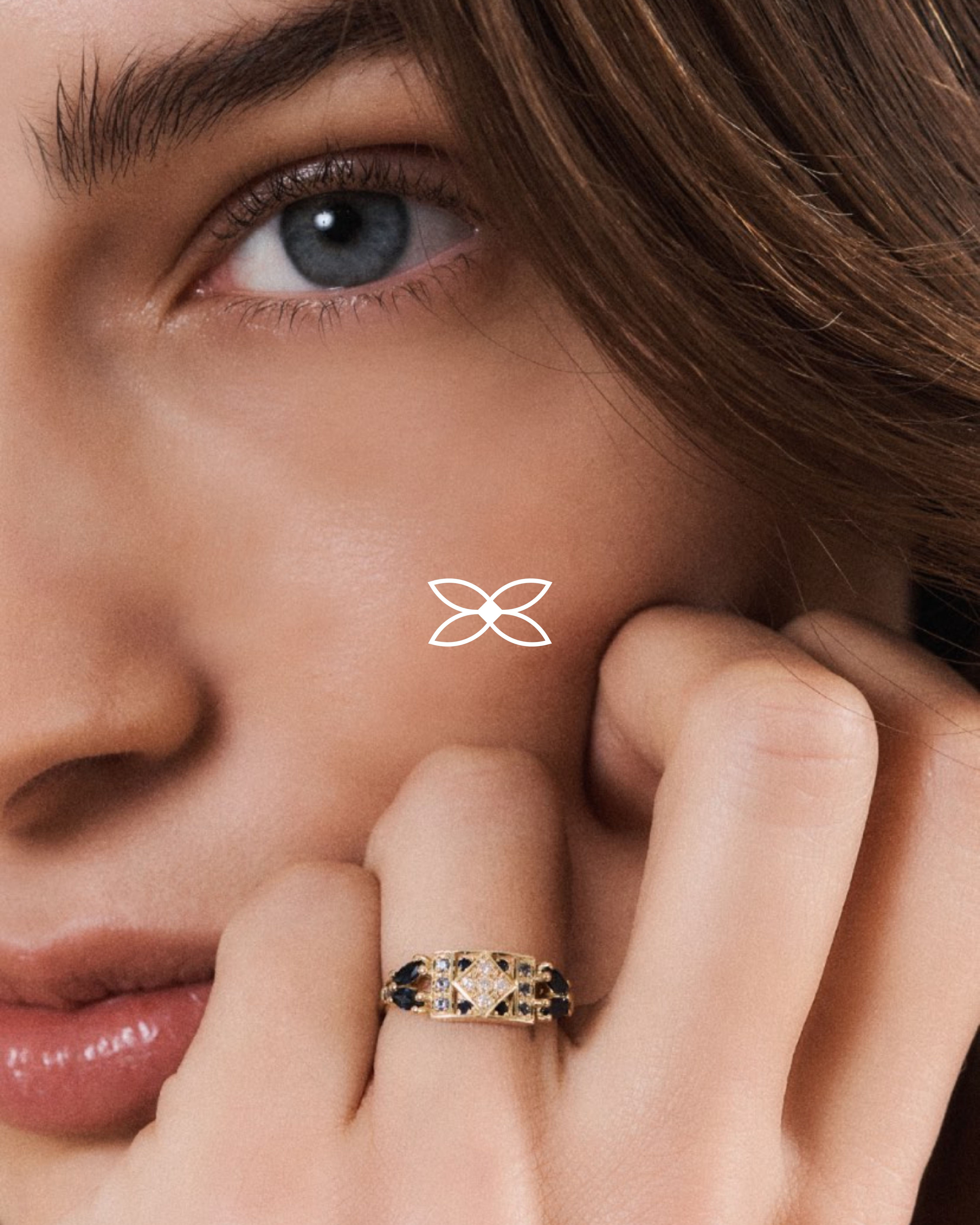 symbole Sophie d'Agon avec photo mannequin et bague | © Studio Cent-Huit 2025