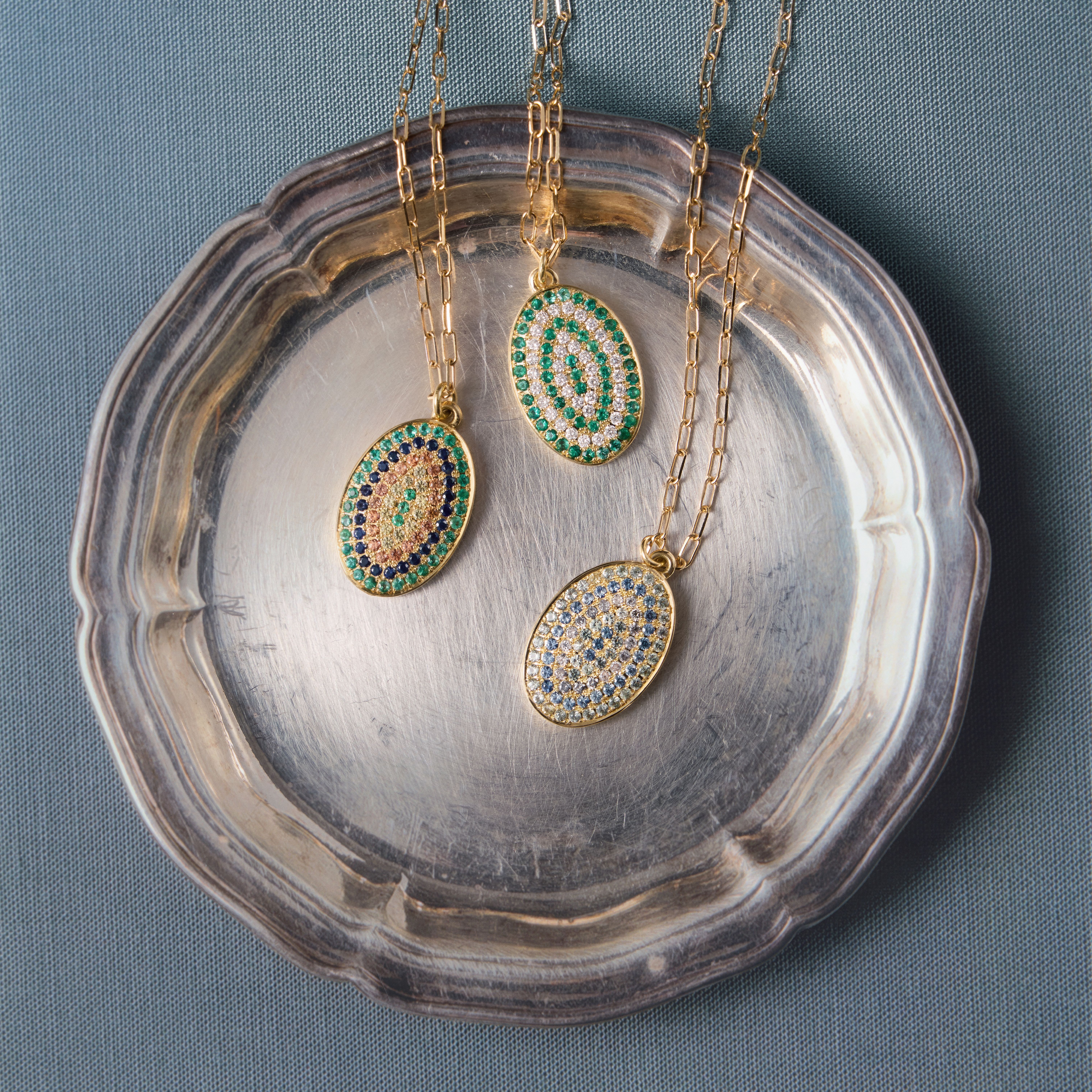 photographie d'une coupelle en métal avec trois colliers Sophie d'Agon | © Studio Cent-Huit 2025