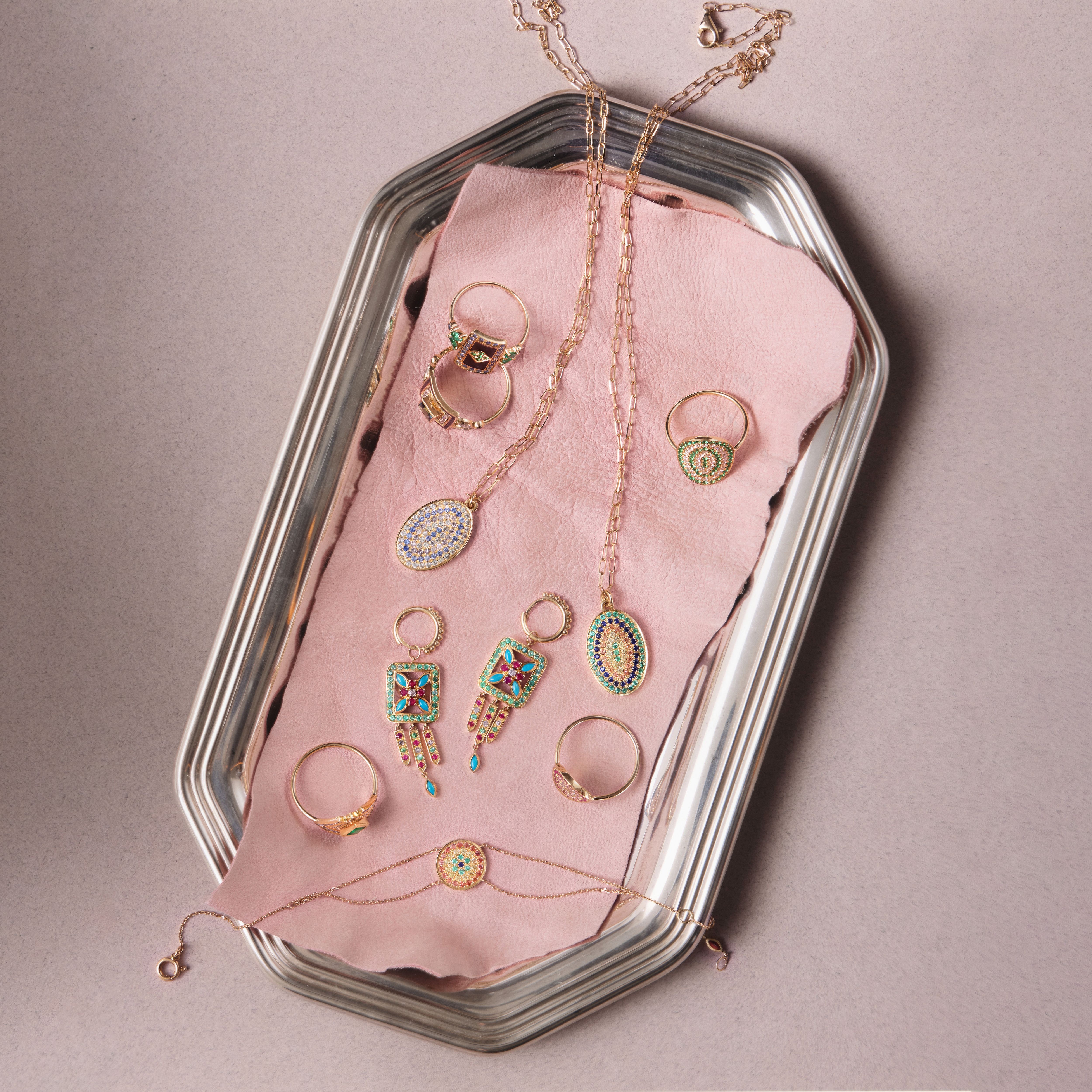 photographie d'un plateau en métal avec des bijoux Sophie d'Agon | © Studio Cent-Huit 2025