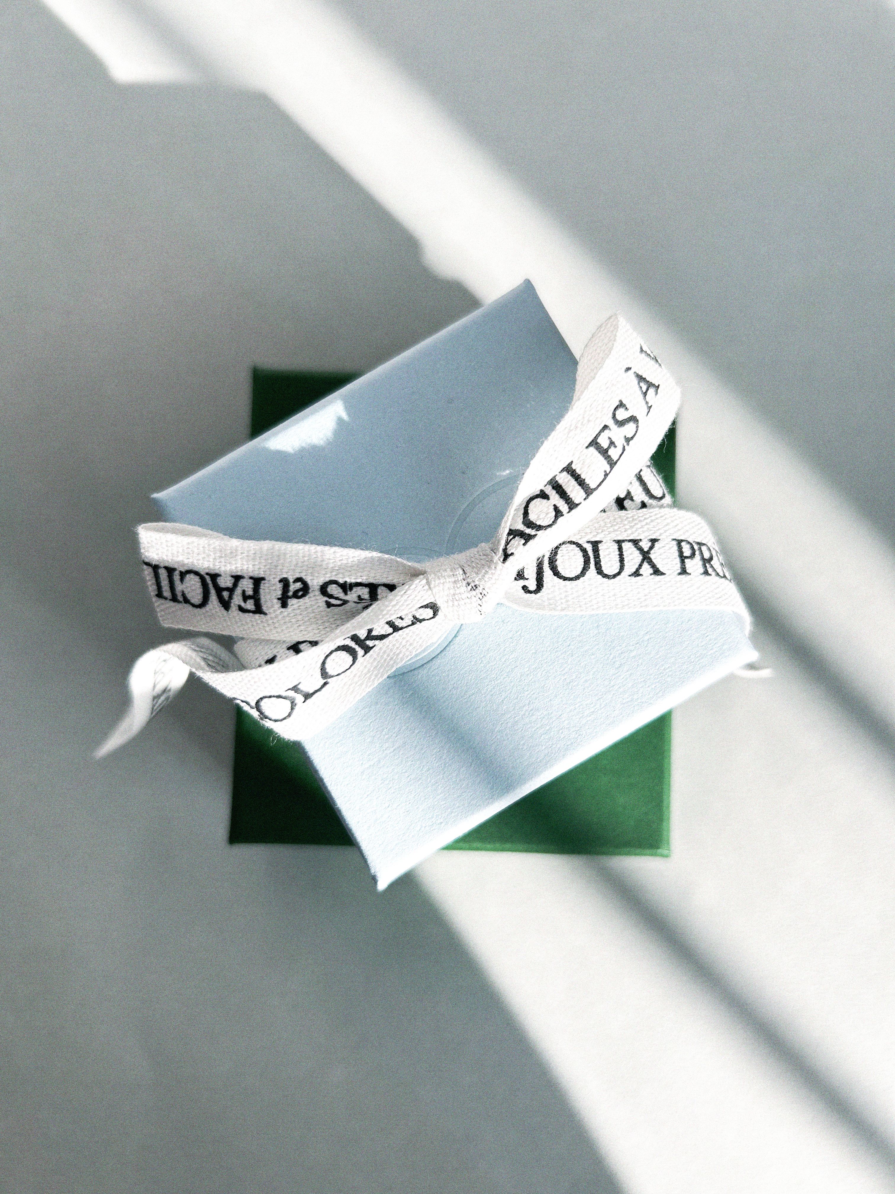 packaging avec ruban pour Sophie d'Agon Joaillerie | © Studio Cent-Huit 2025