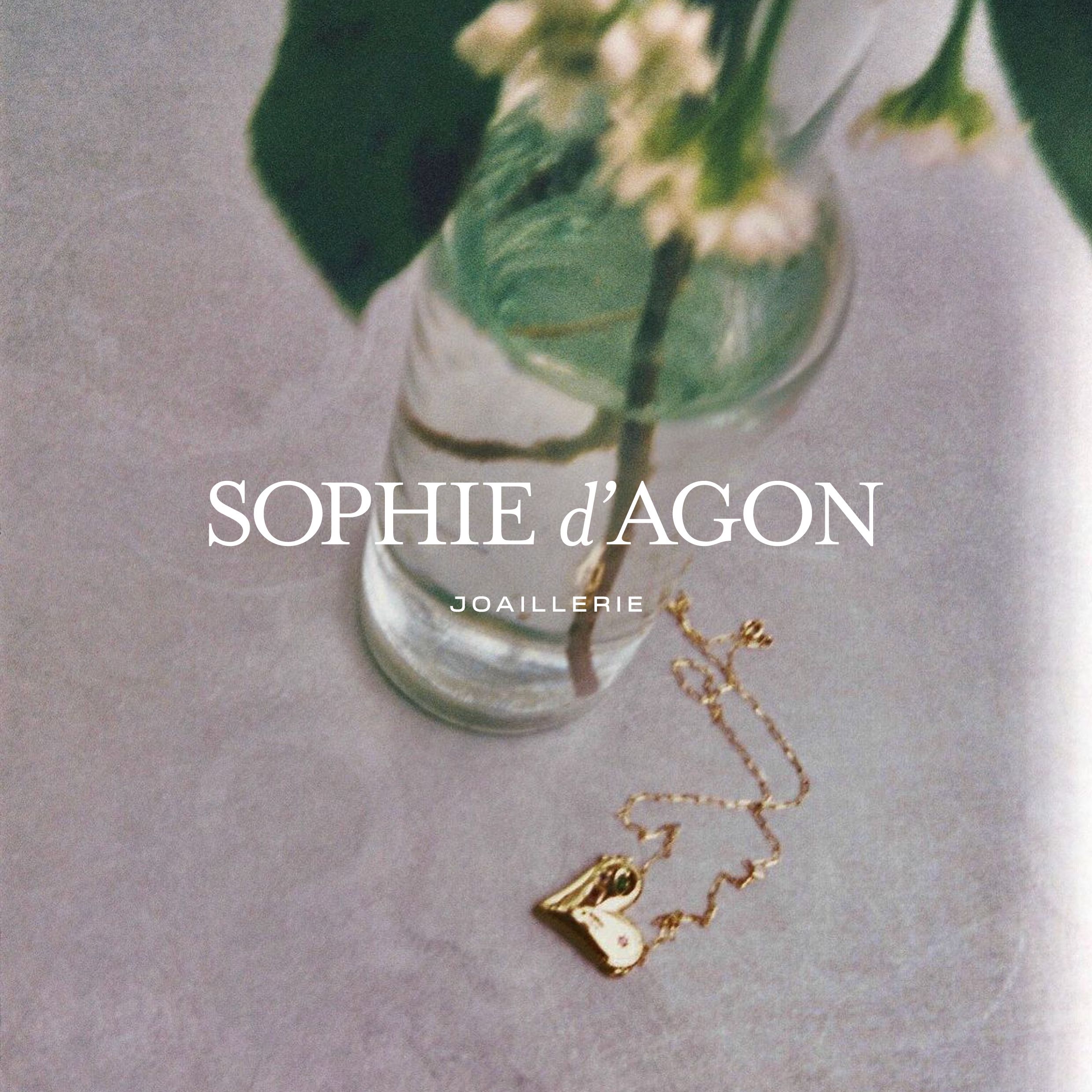 logotype Sophie d'Agon avec photographie de collier | © Studio Cent-Huit 2025