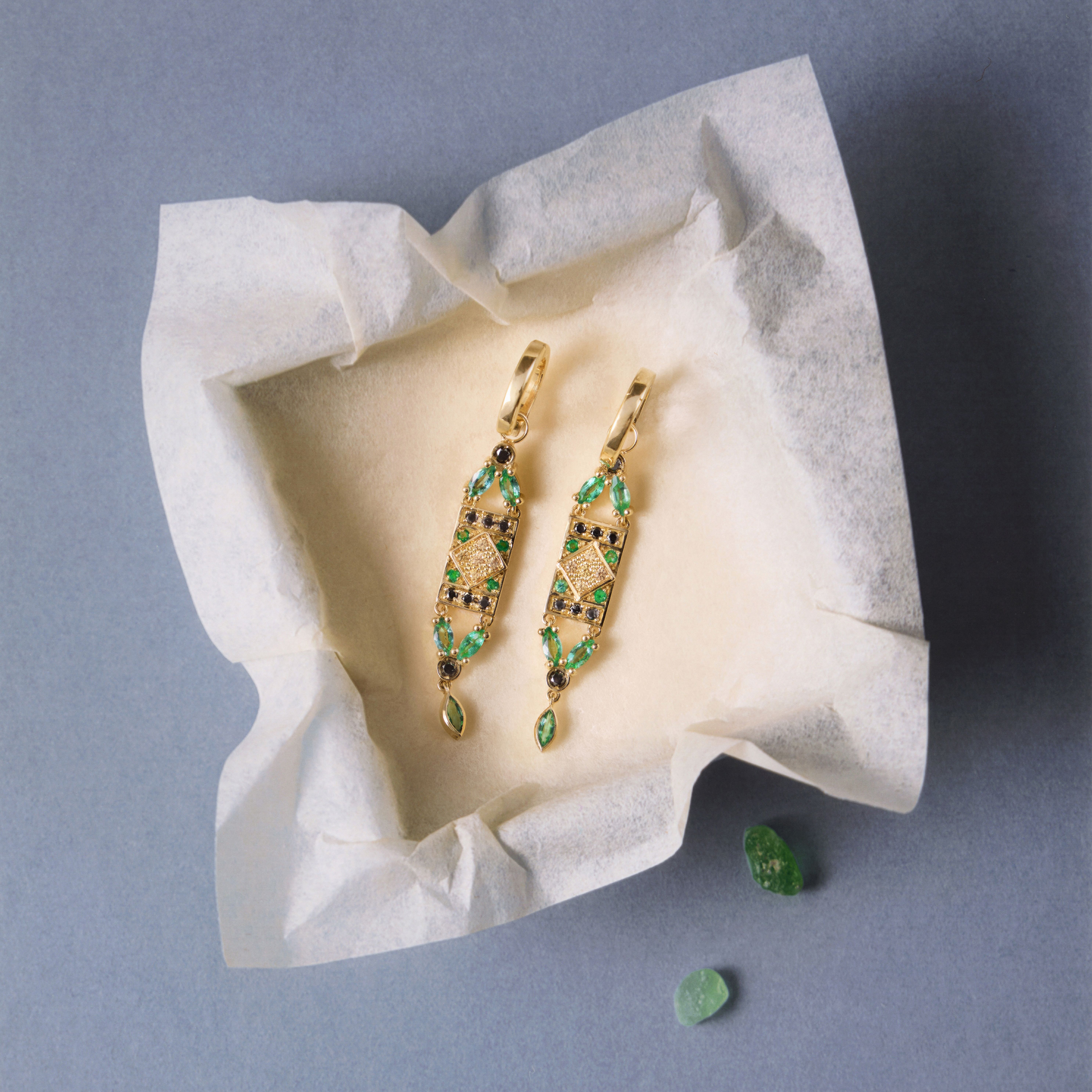 photographie d'une boîte à bijoux avec du papier de soie et des boucles d'oreilles Sophie d'Agon | © Studio Cent-Huit 2025
