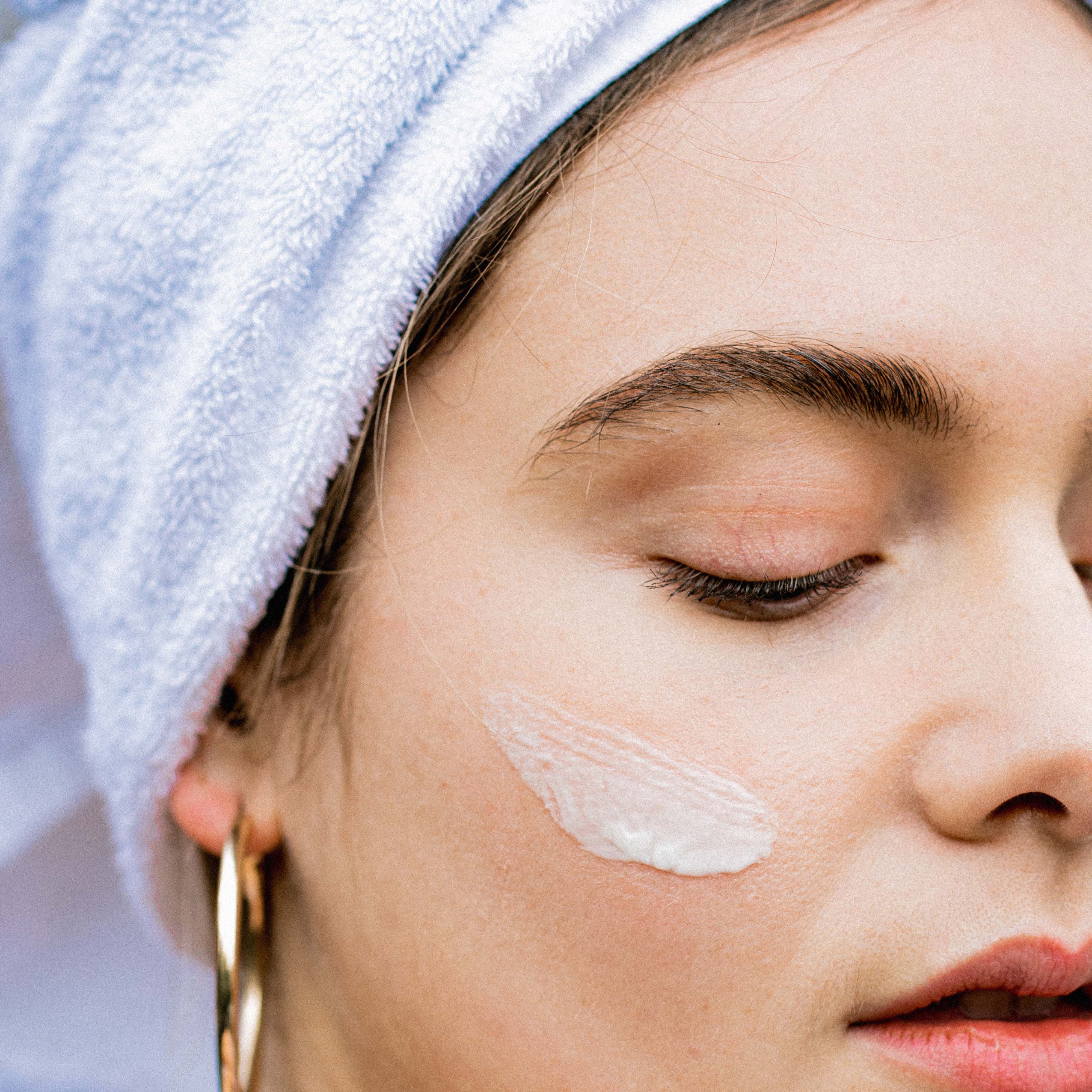 photo fille crème beauté | © Studio Cent-Huit 2025