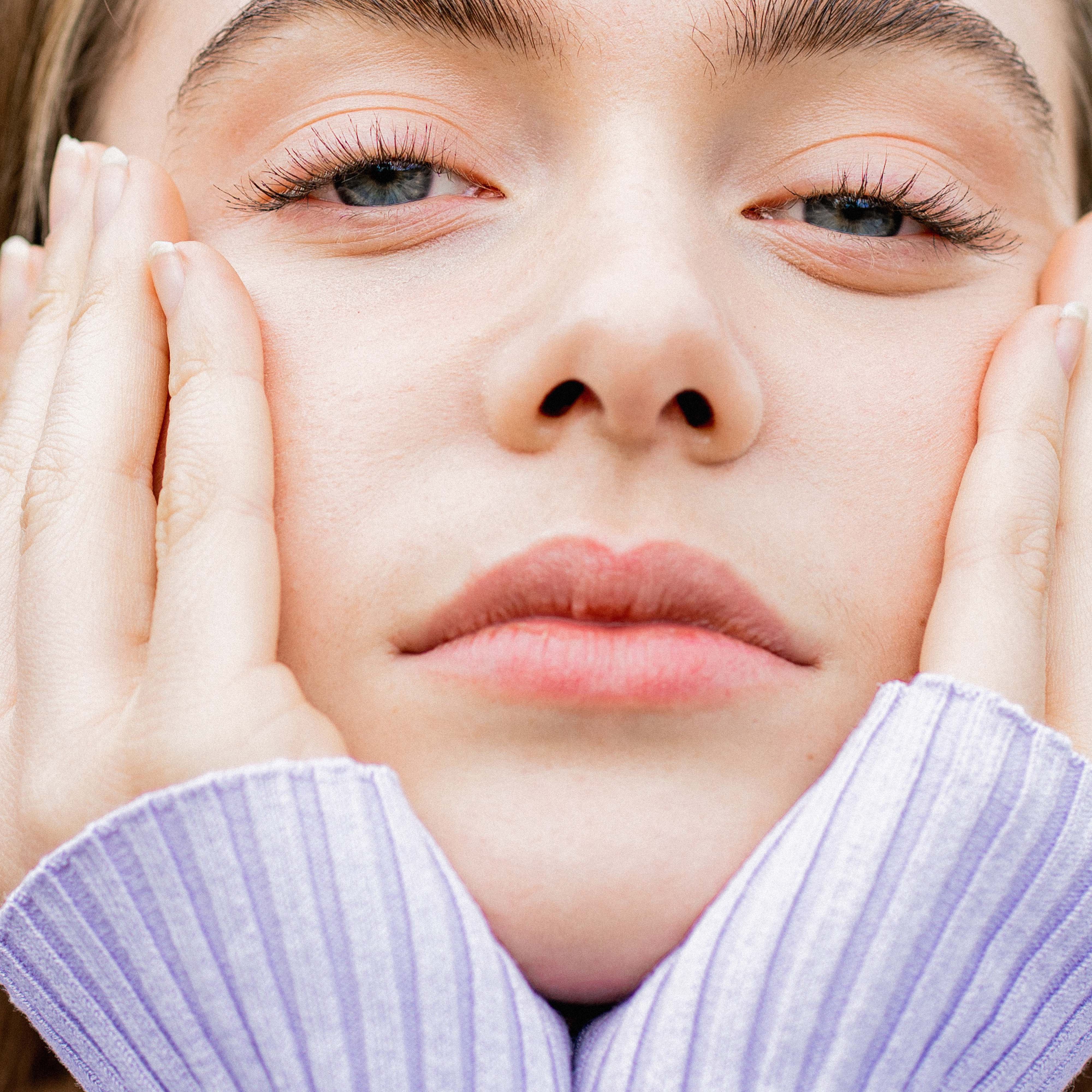 photo fille cadrage mains beauté | © Studio Cent-Huit 2025