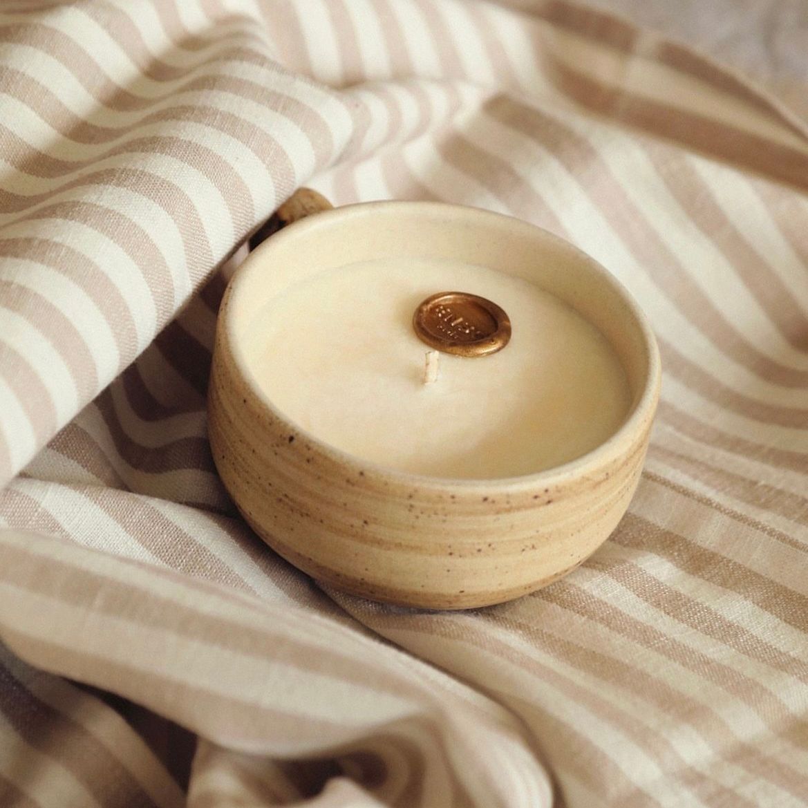 Bougie Enso upcyclée dans contenant en grès | © Studio Cent-Huit 2025