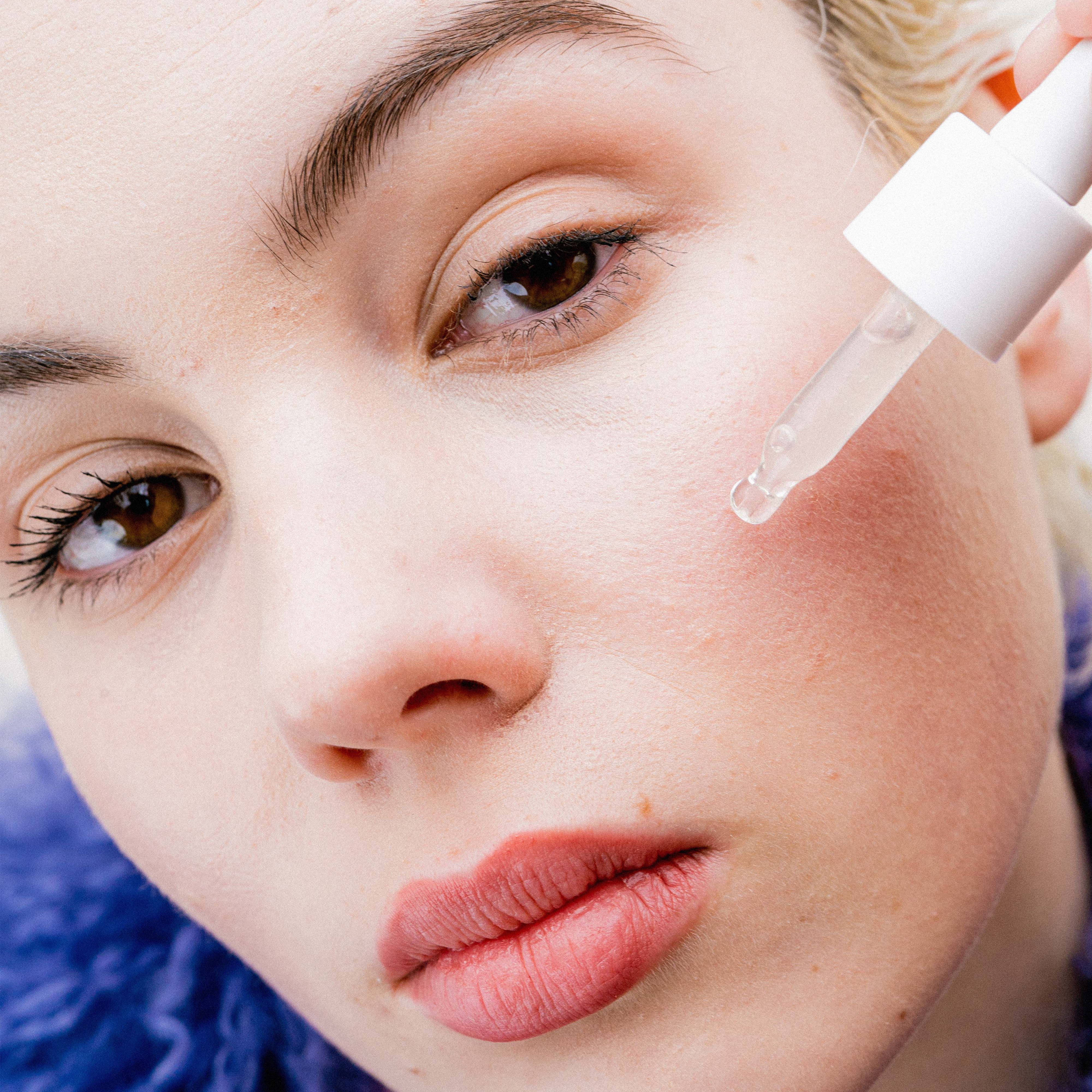 photo fille pipette serum beauté | © Studio Cent-Huit 2025