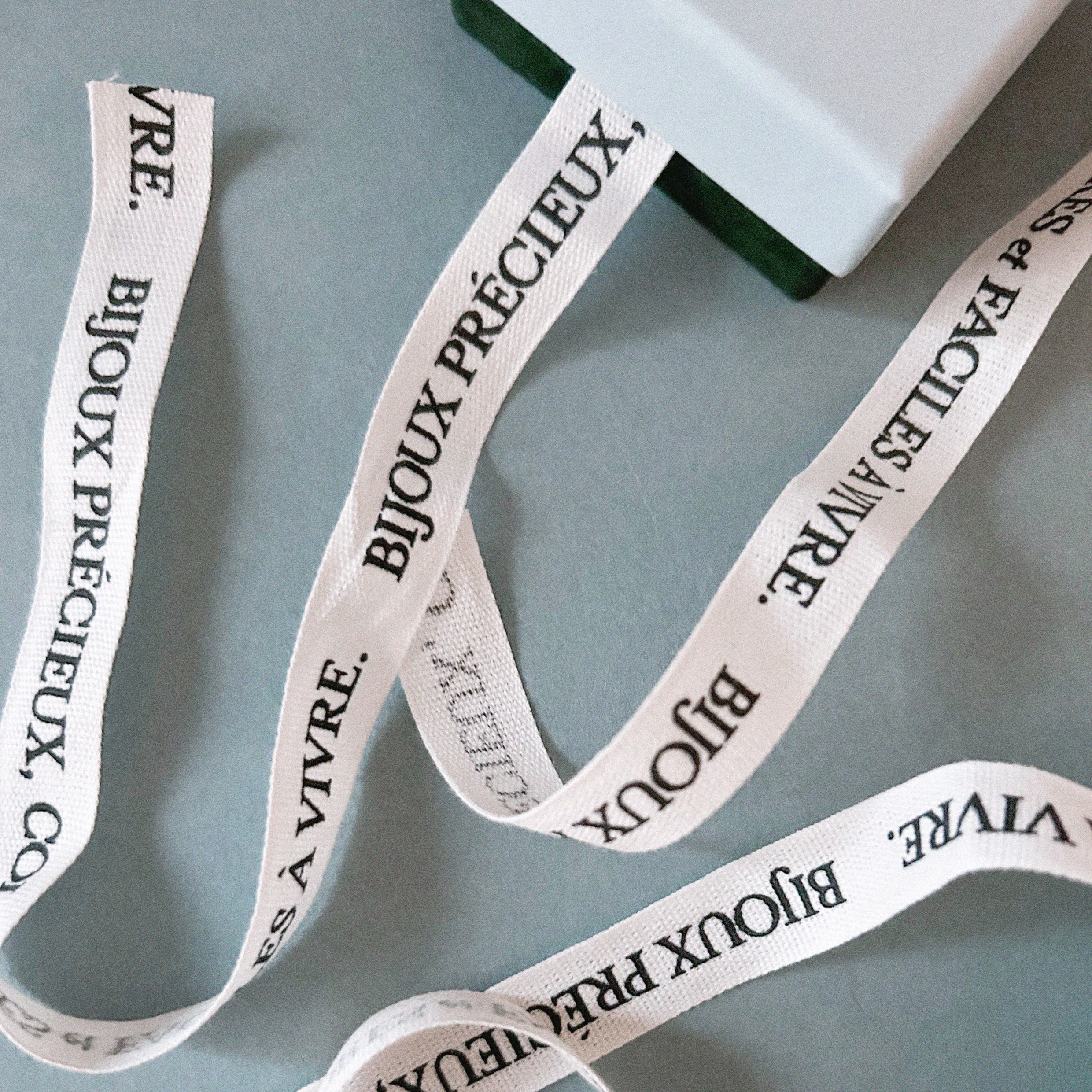 packaging avec ruban pour Sophie d'Agon Joaillerie | © Studio Cent-Huit 2025