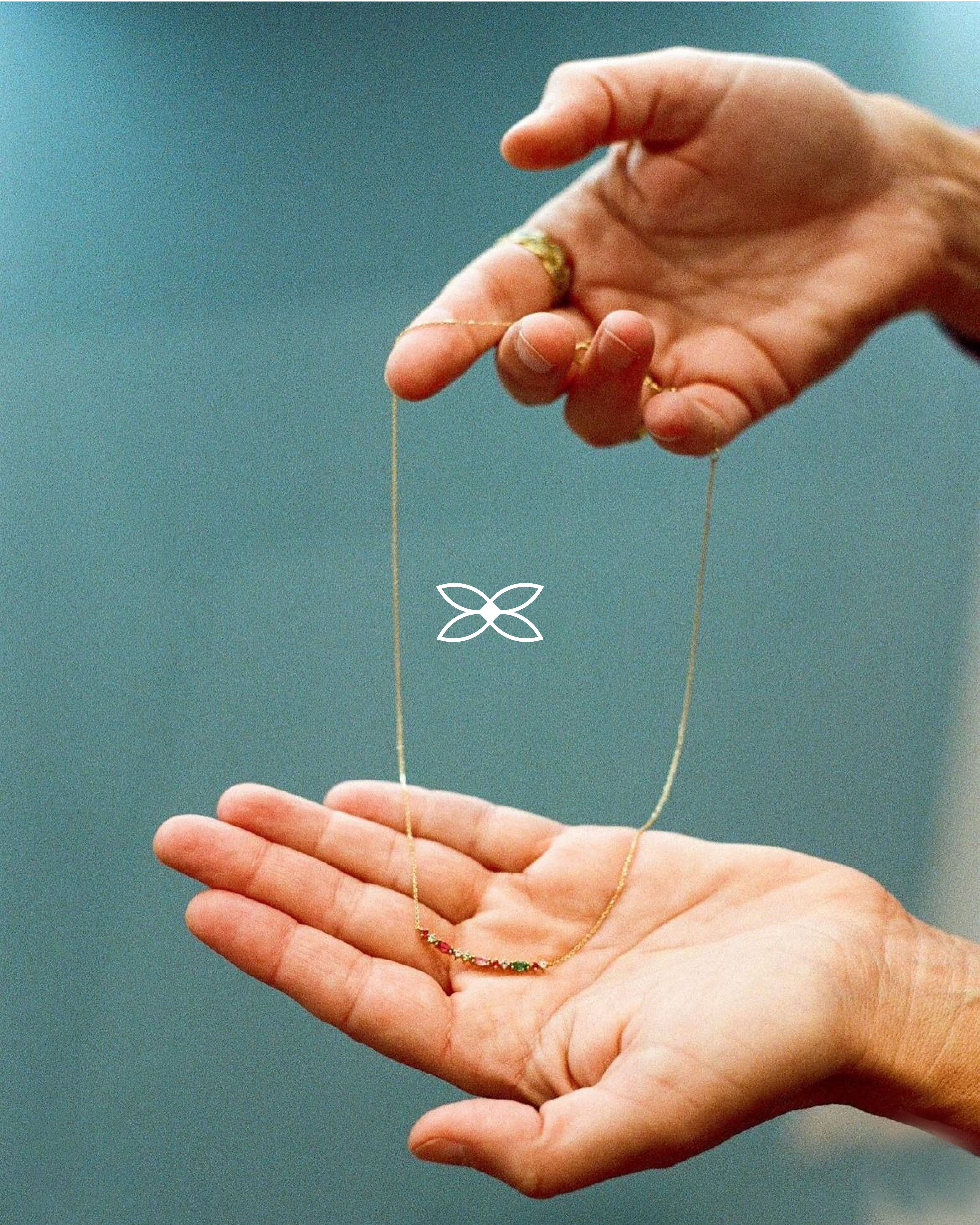 symbole Sophie d'Agon avec photo collier et mains | © Studio Cent-Huit 2025