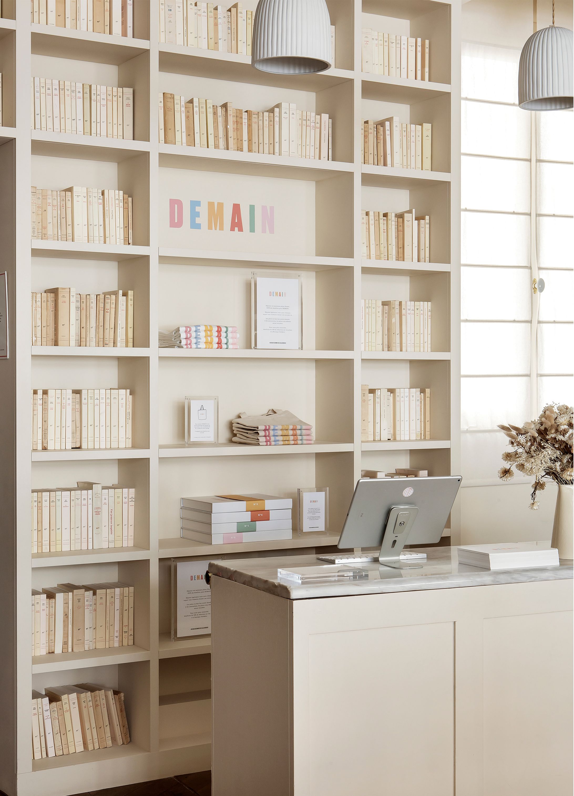 Signalétique pour la boutique solidaire Demain pour Sézane | © Studio Cent-Huit 2025