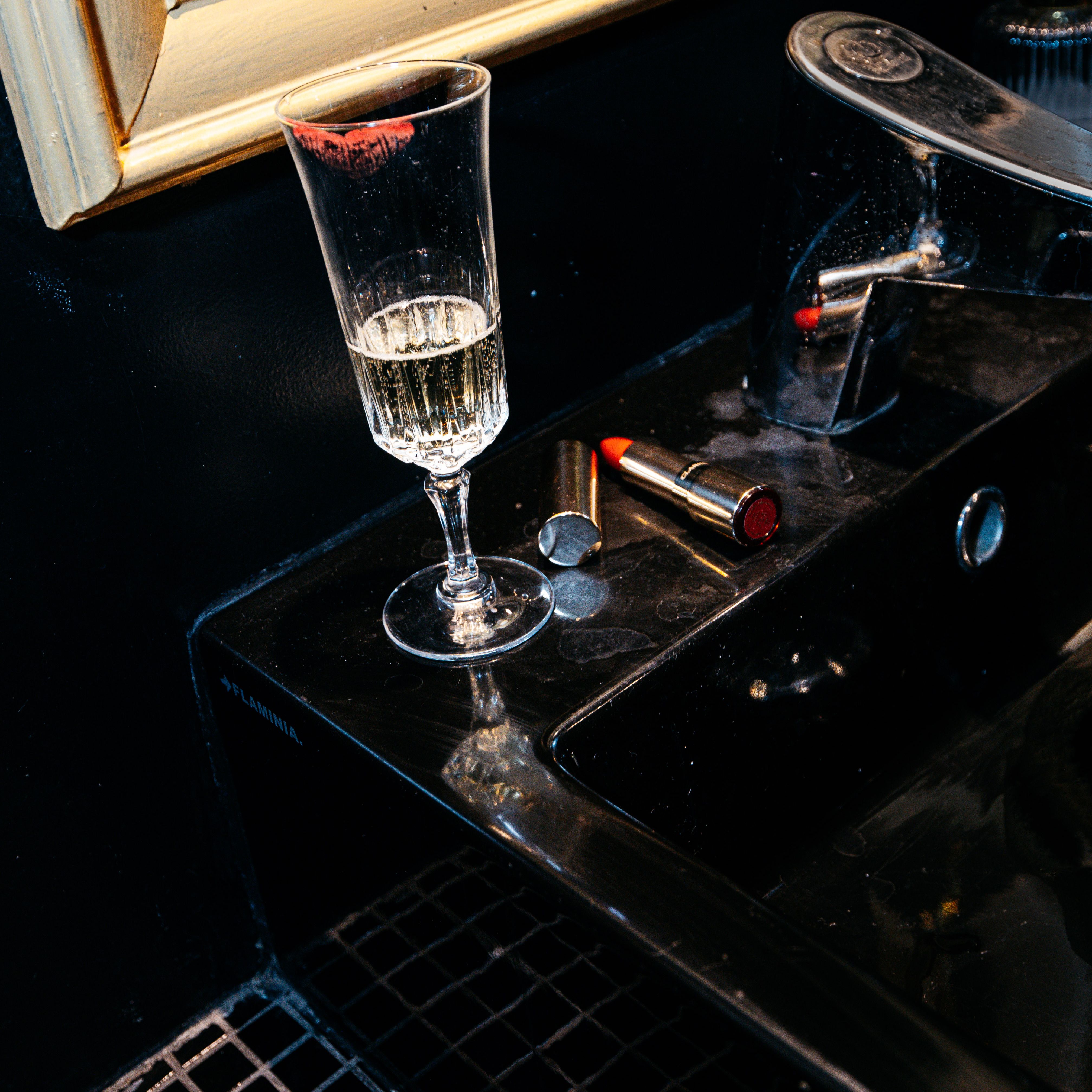 verre sur lavabo avec rouge à lèvre pour Paris Society | © Studio Cent-Huit 2025