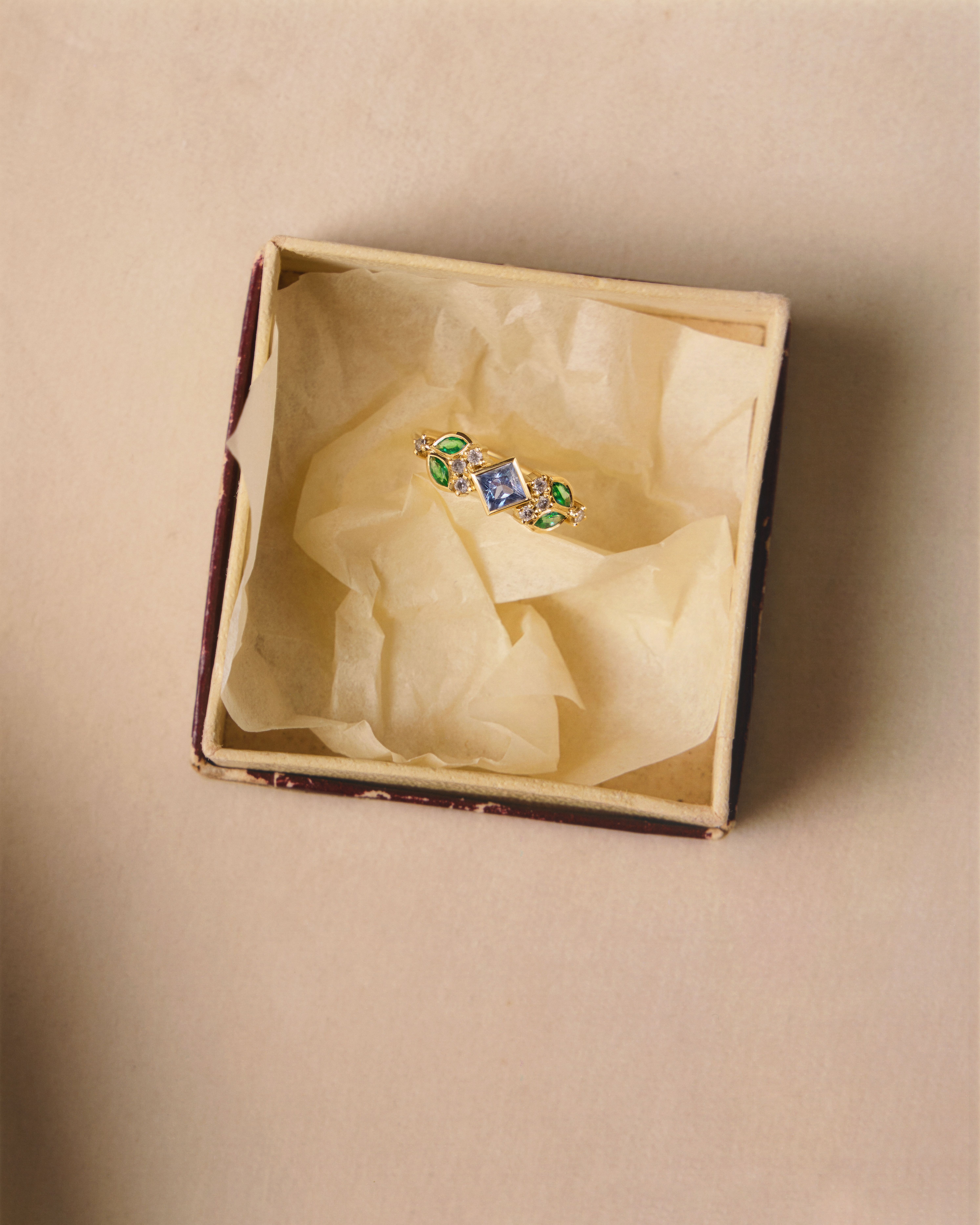 photographie avec boîte à bijoux et bague Sophie d'Agon | © Studio Cent-Huit 2025