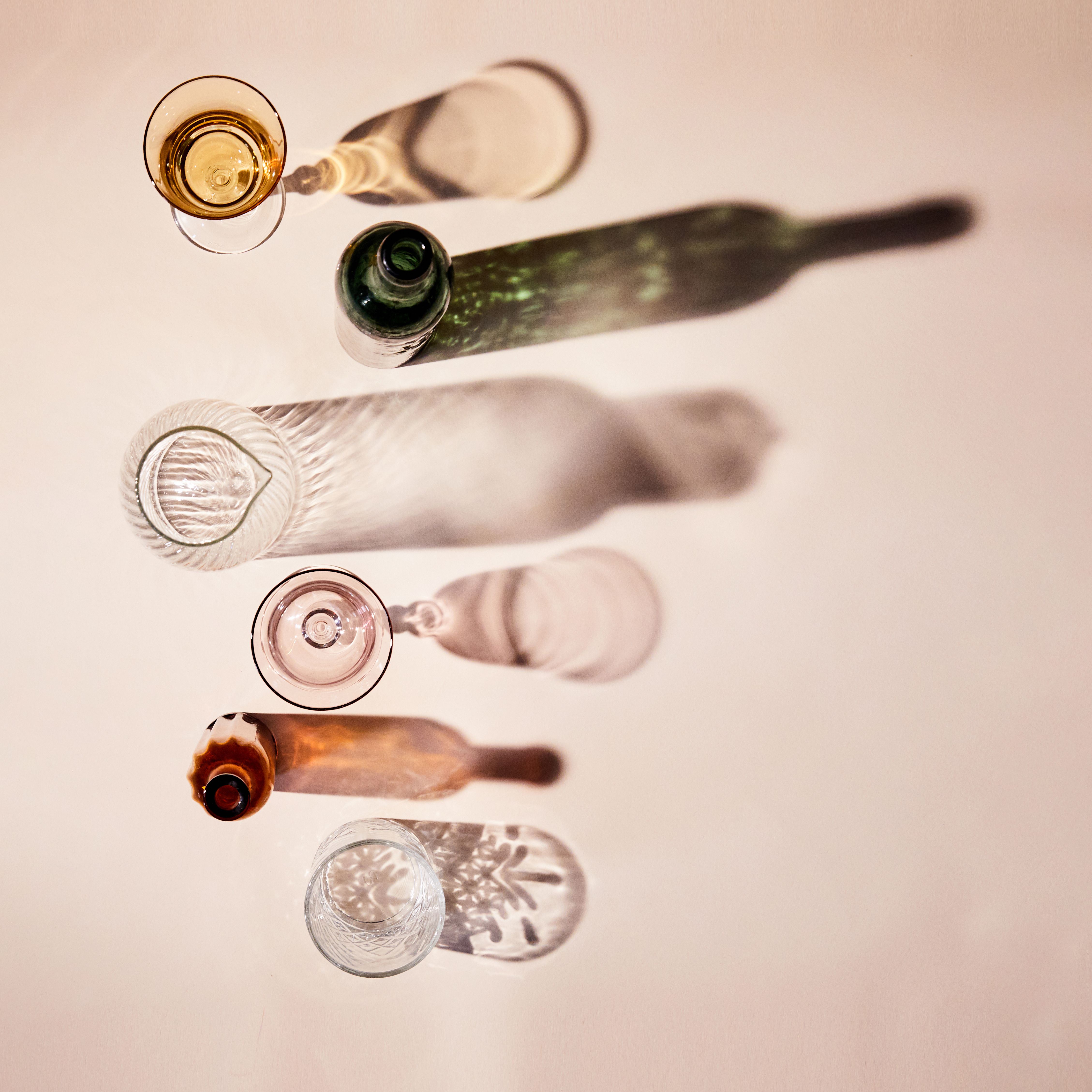 photo bouteilles et verres pour Paris Society | © Studio Cent-Huit 2025