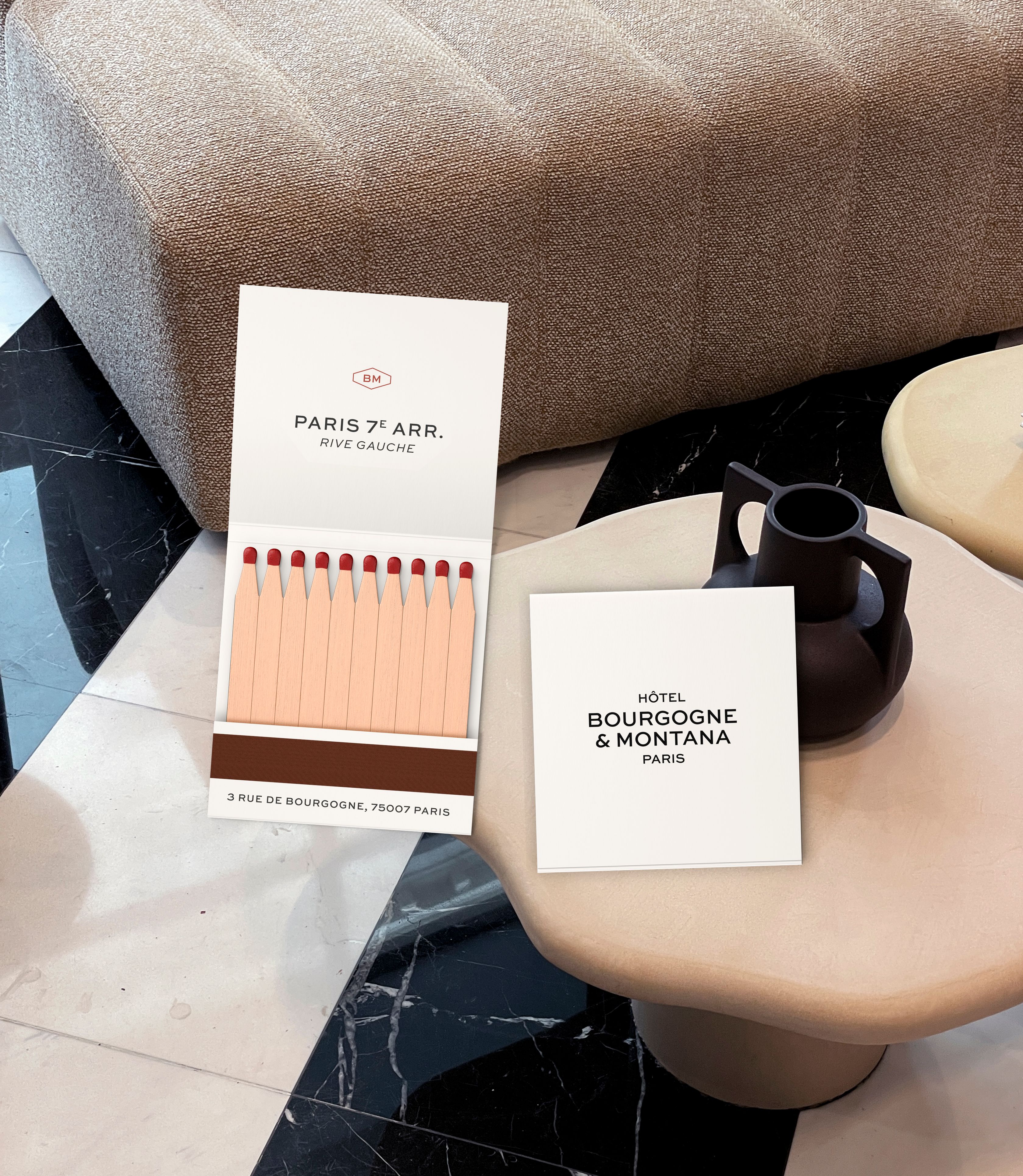 support allumettes logotype hôtel Bourgogne et Montana Paris 7e arrondissement | © Studio Cent-Huit 2025