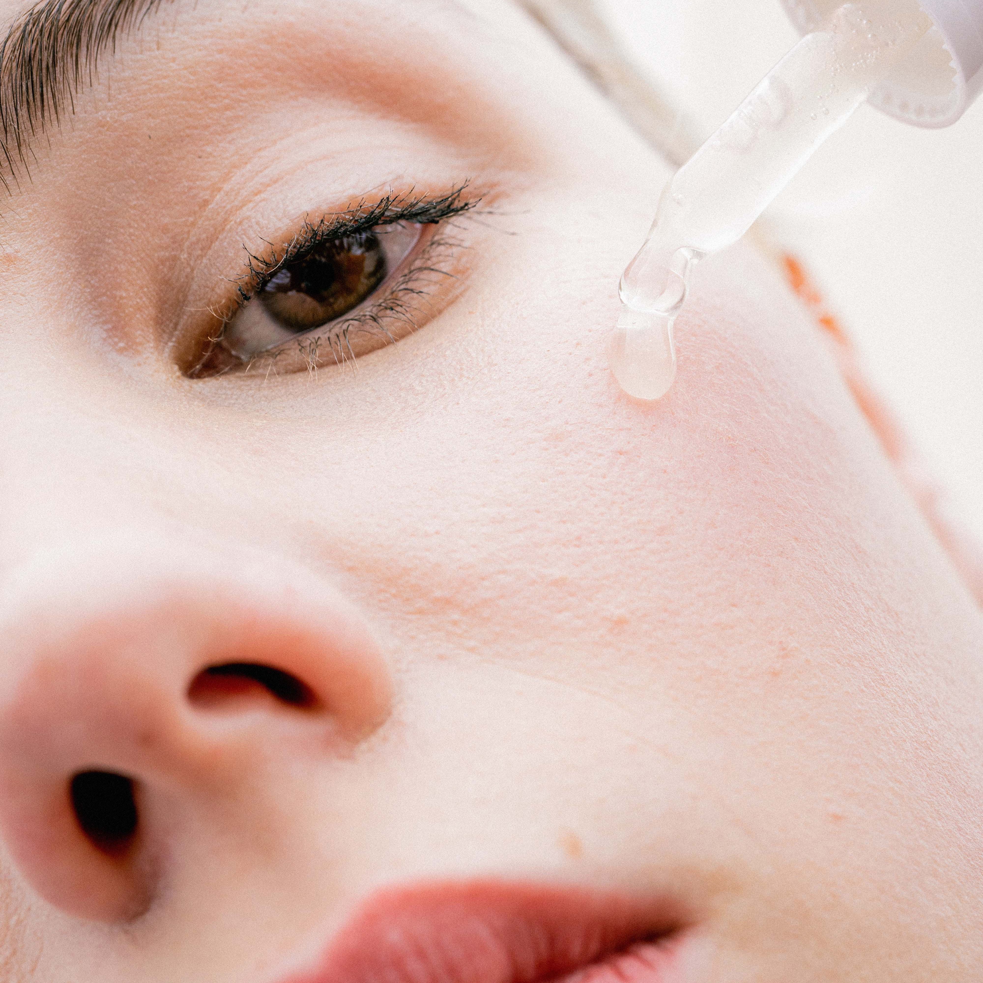 photo fille cadrage pipette serum beauté | © Studio Cent-Huit 2025