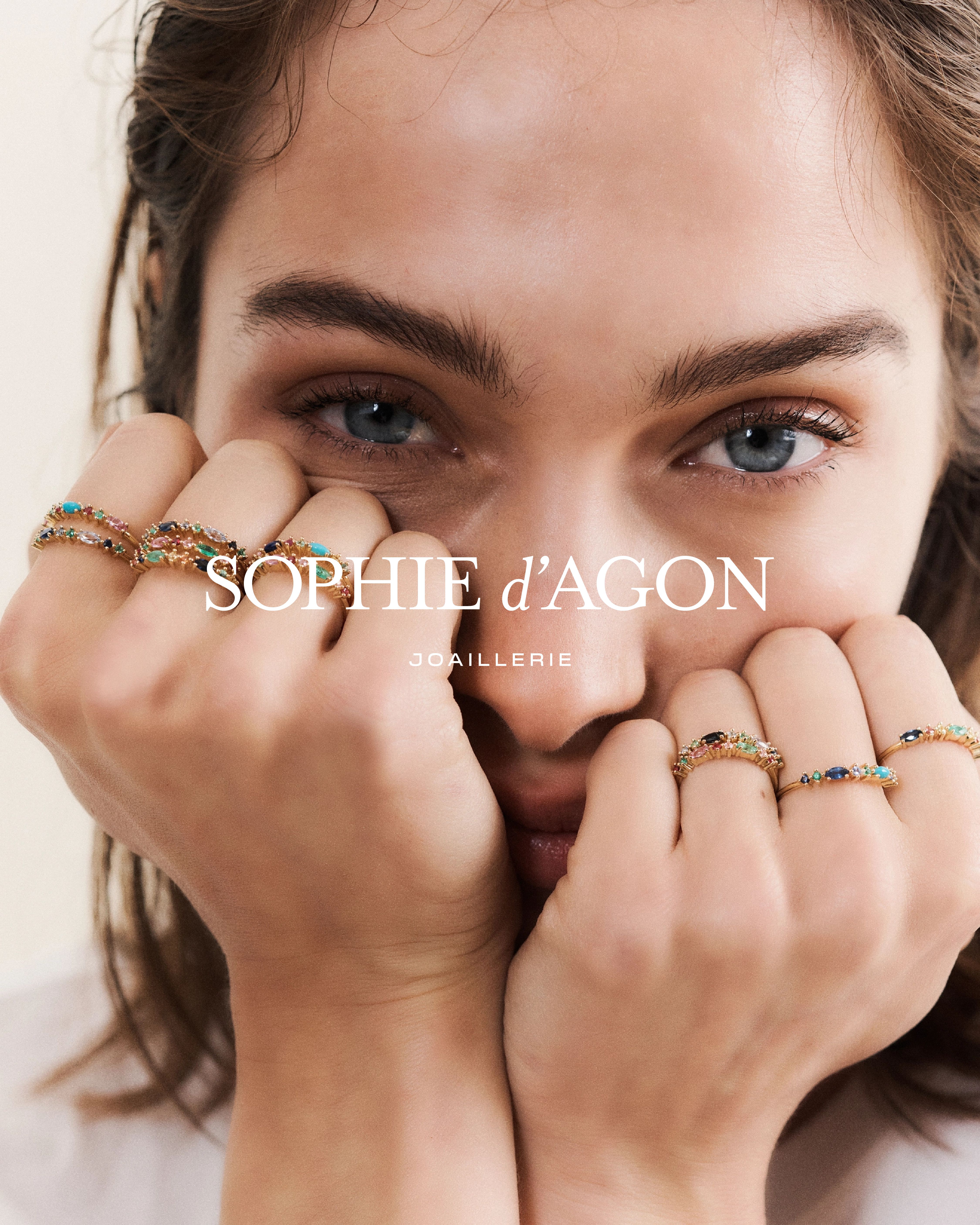 logotype Sophie d'Agon Joaillerie avec photo mannequin et bagues | © Studio Cent-Huit 2025