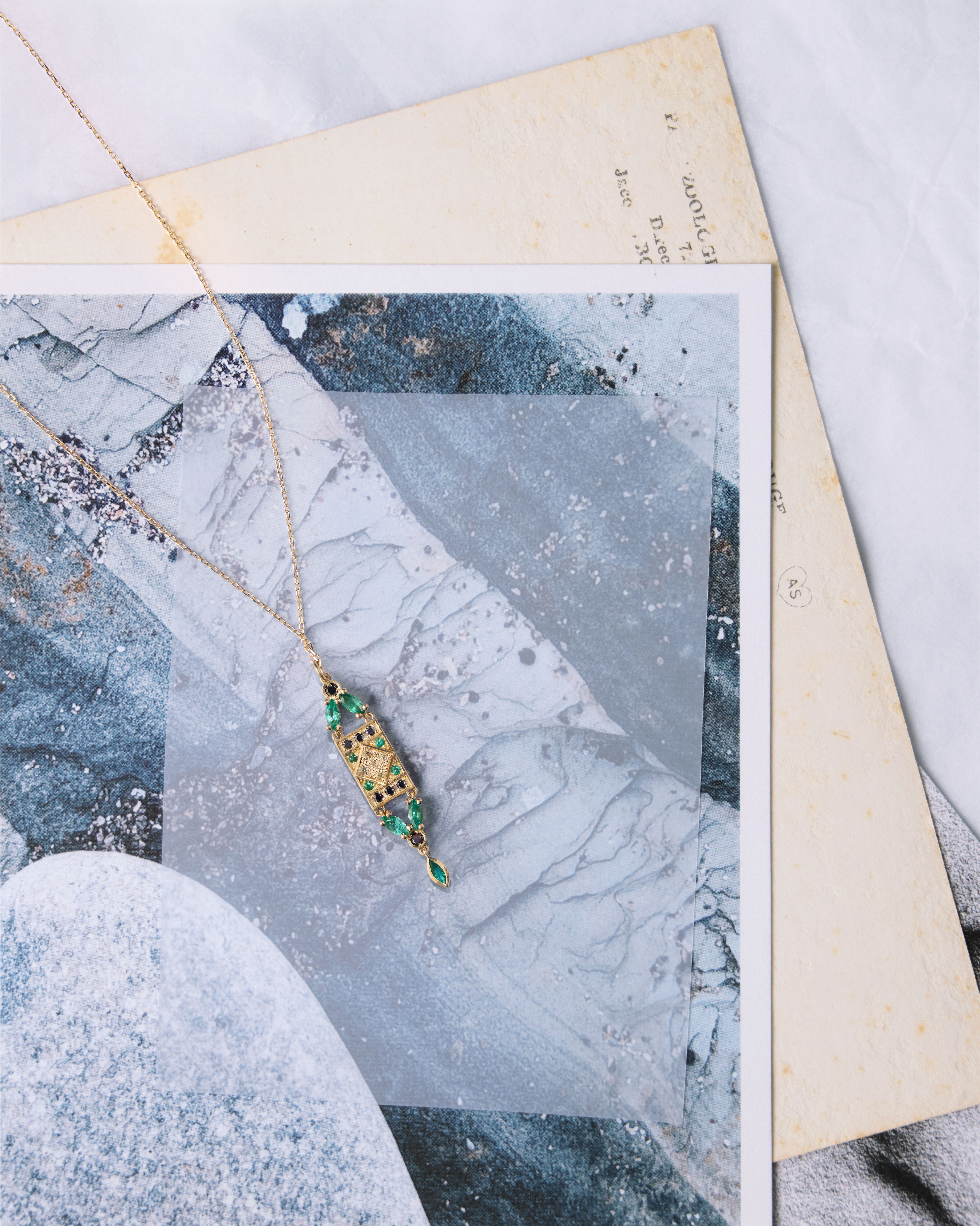 photographie d'une carte postale avec un collier Sophie d'Agon | © Studio Cent-Huit 2025