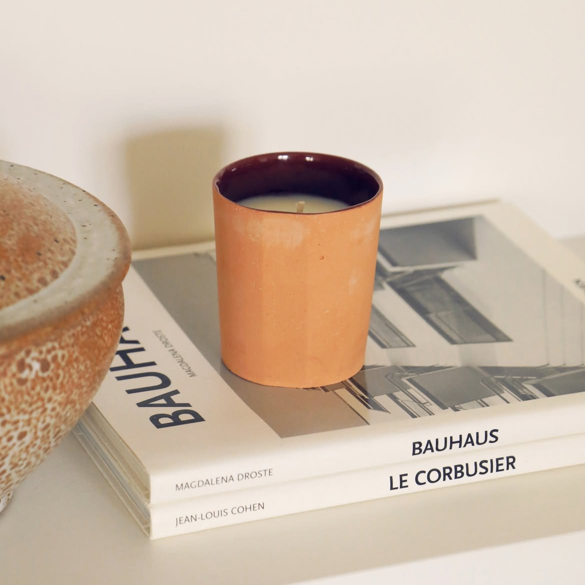 Bougie Enso sur livre Bauhaus | © Studio Cent-Huit 2025
