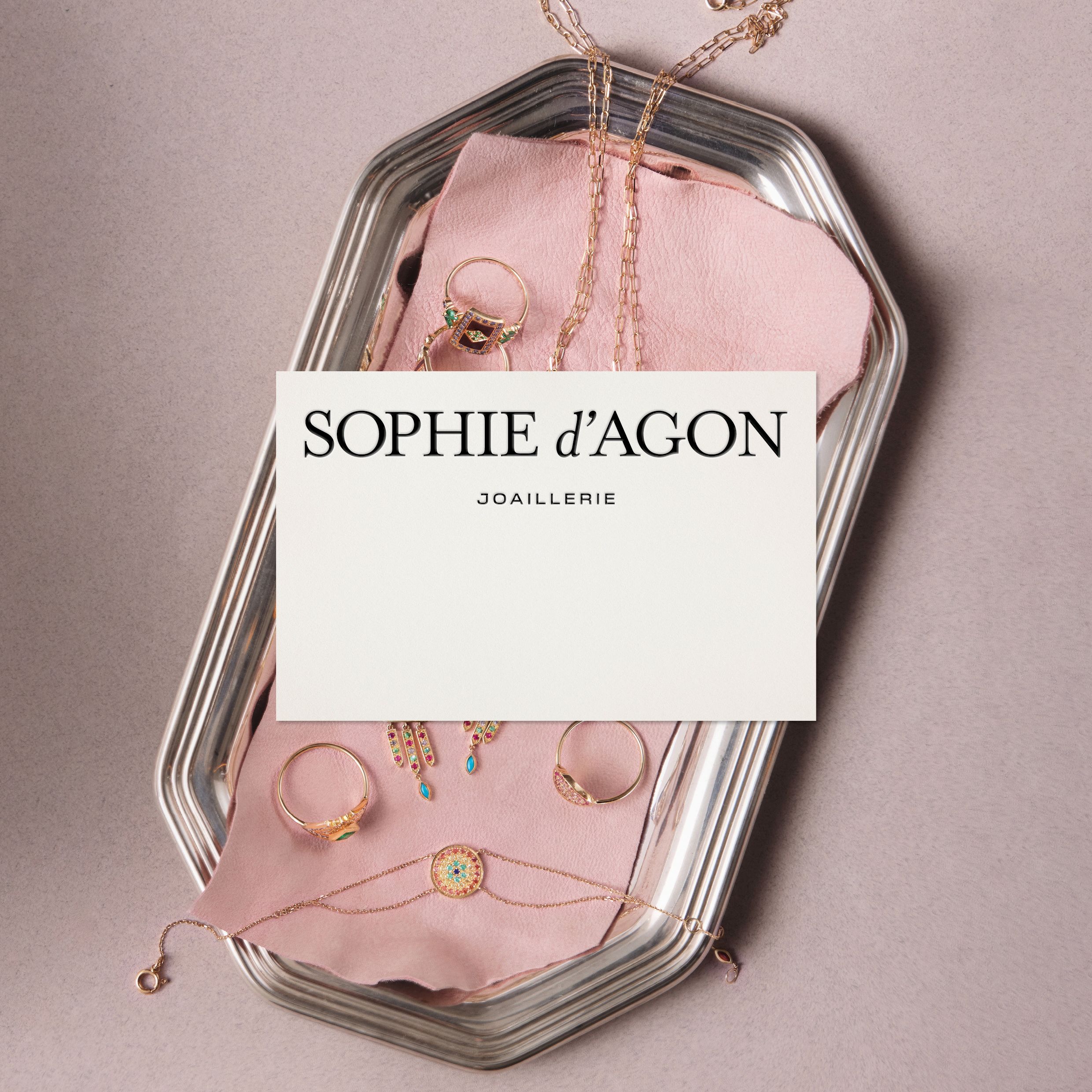 carte de visite avec logotype Sophie d'Agon Joaillerie et photo de bijoux | © Studio Cent-Huit 2025