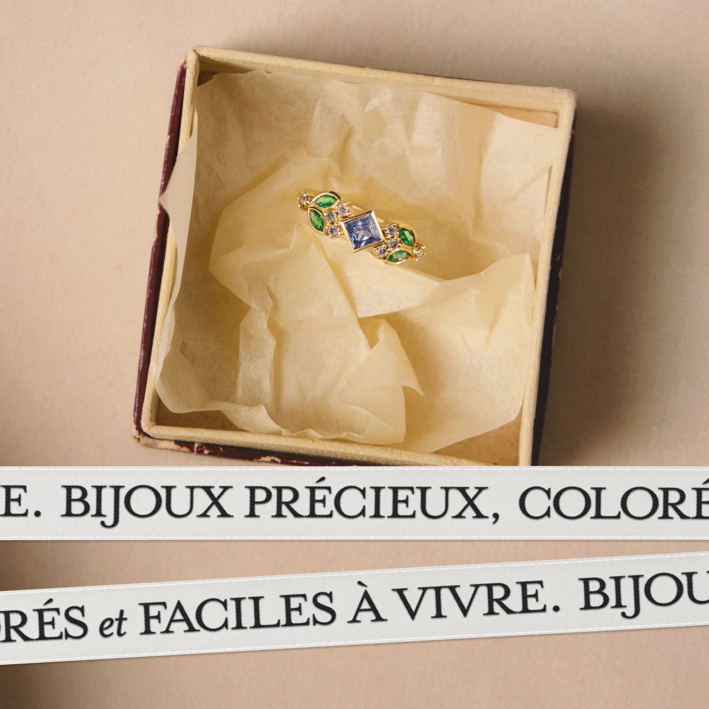 ruban packaging Sophie d'Agon avec écrin et bague | © Studio Cent-Huit 2025