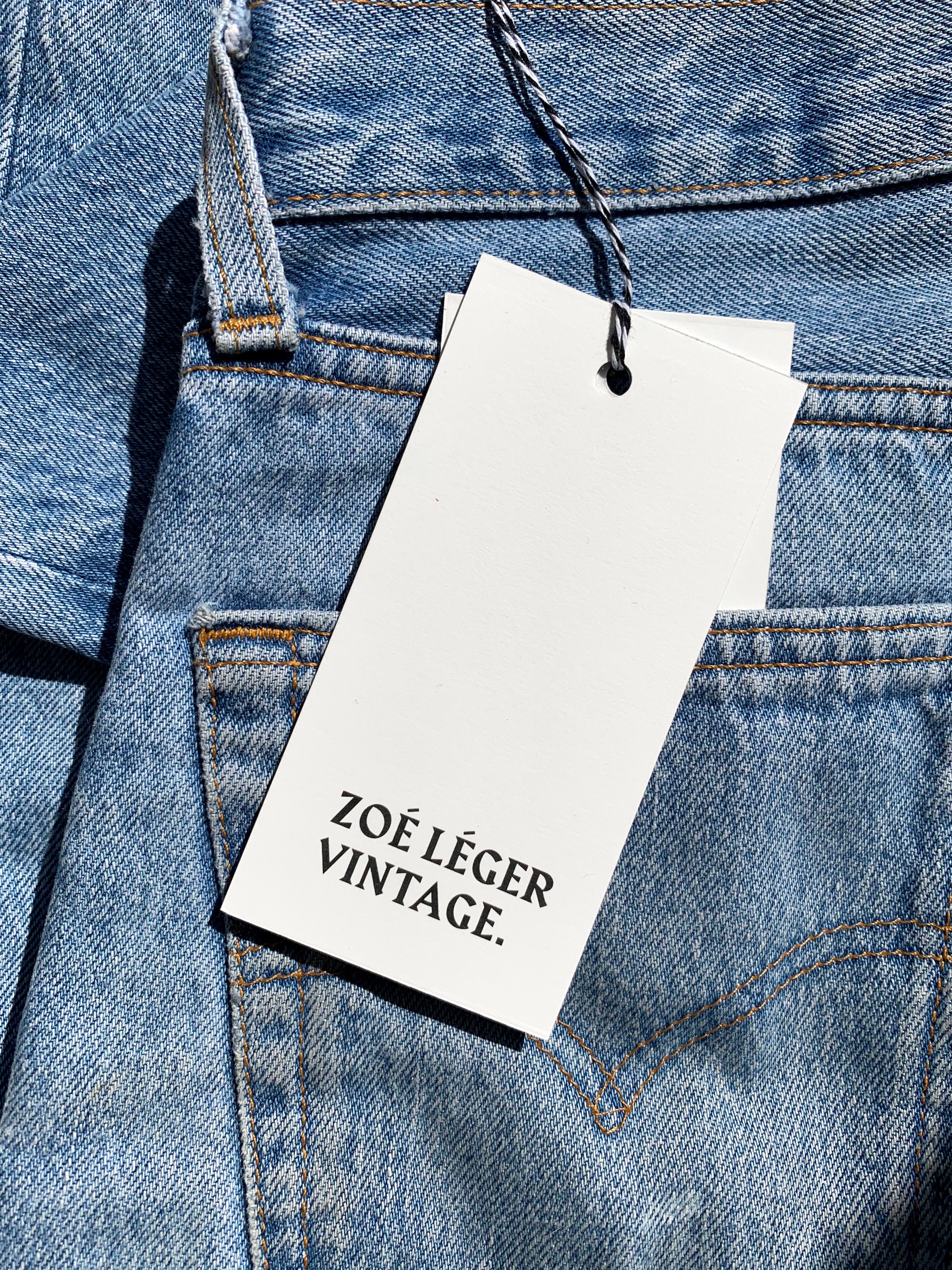 Etiquette vêtement Zoé Léger Vintage sur jean vintage | © Studio Cent-Huit 2025