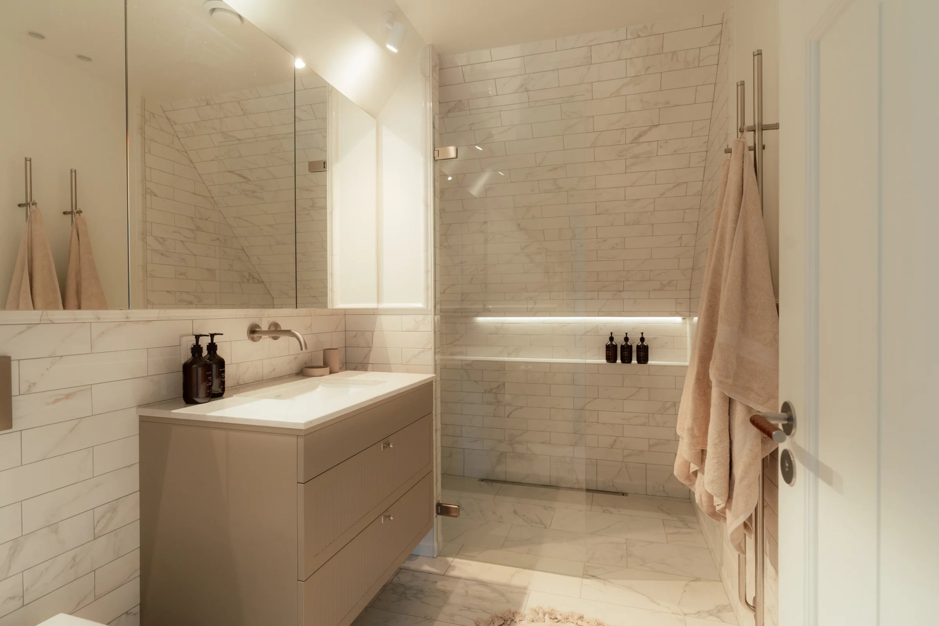 Marble bathroom with a walk-in shower at Villa Sand