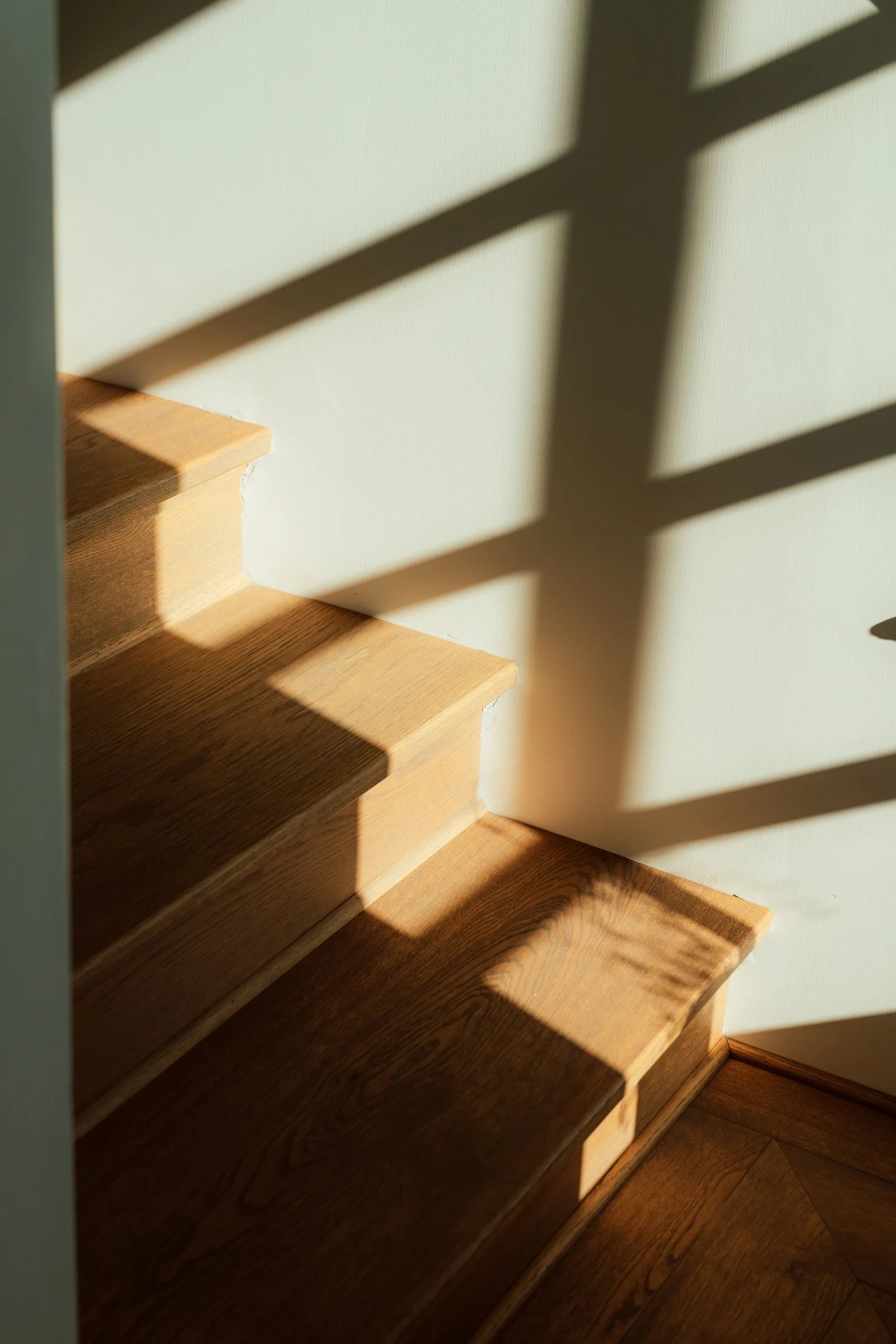 Sunlight and shadows across Villa Sand’s oak staircase