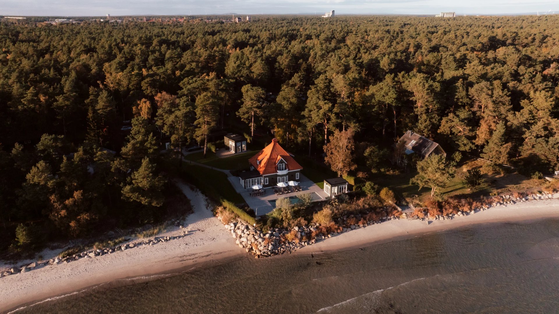 Aerial view of Villa Sand beside the beach and Baltic Sea