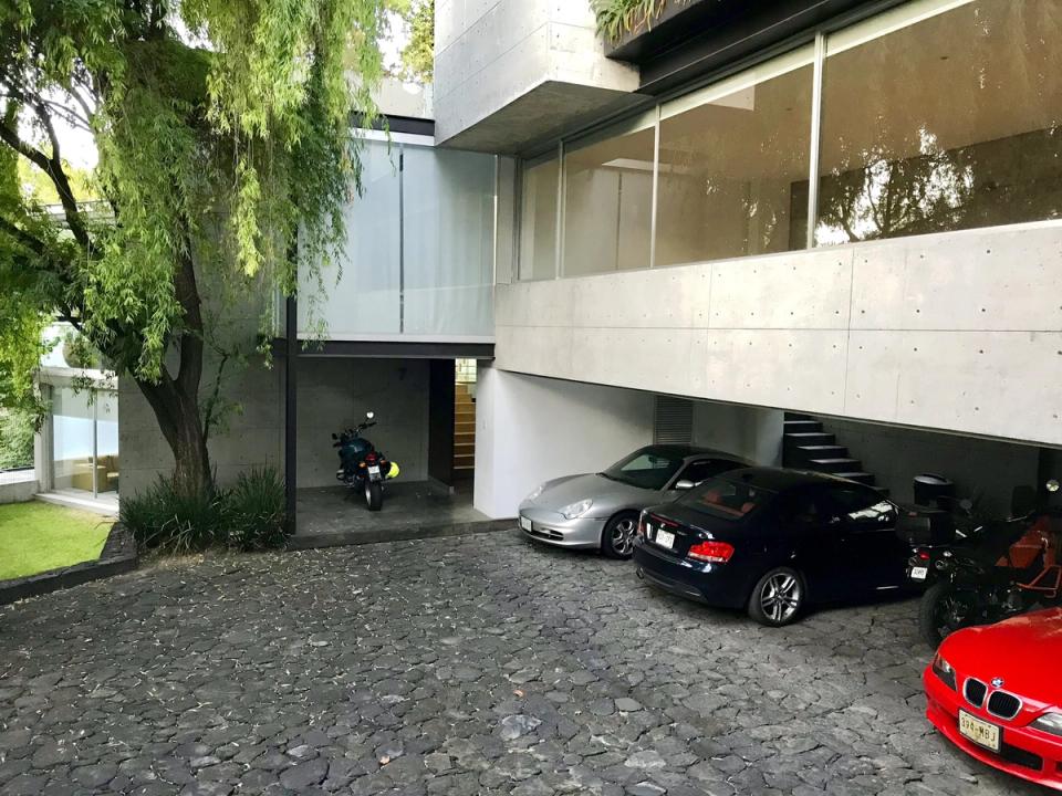 Estacionamiento bajo el volumen de concreto